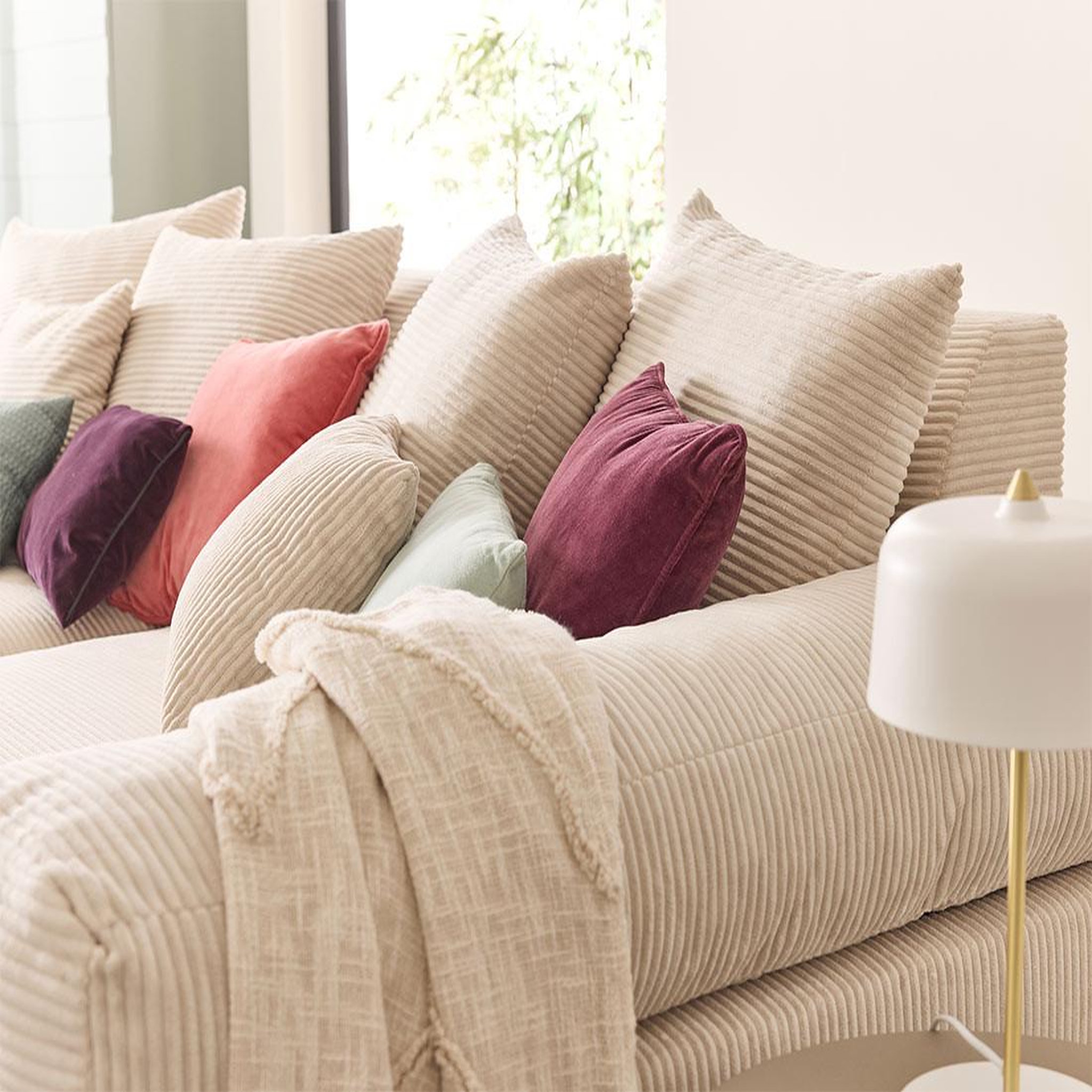 Voir la diapositive 3 : LISA DESIGN Aspen - canapé 4 places - assise profonde - velours côtelé