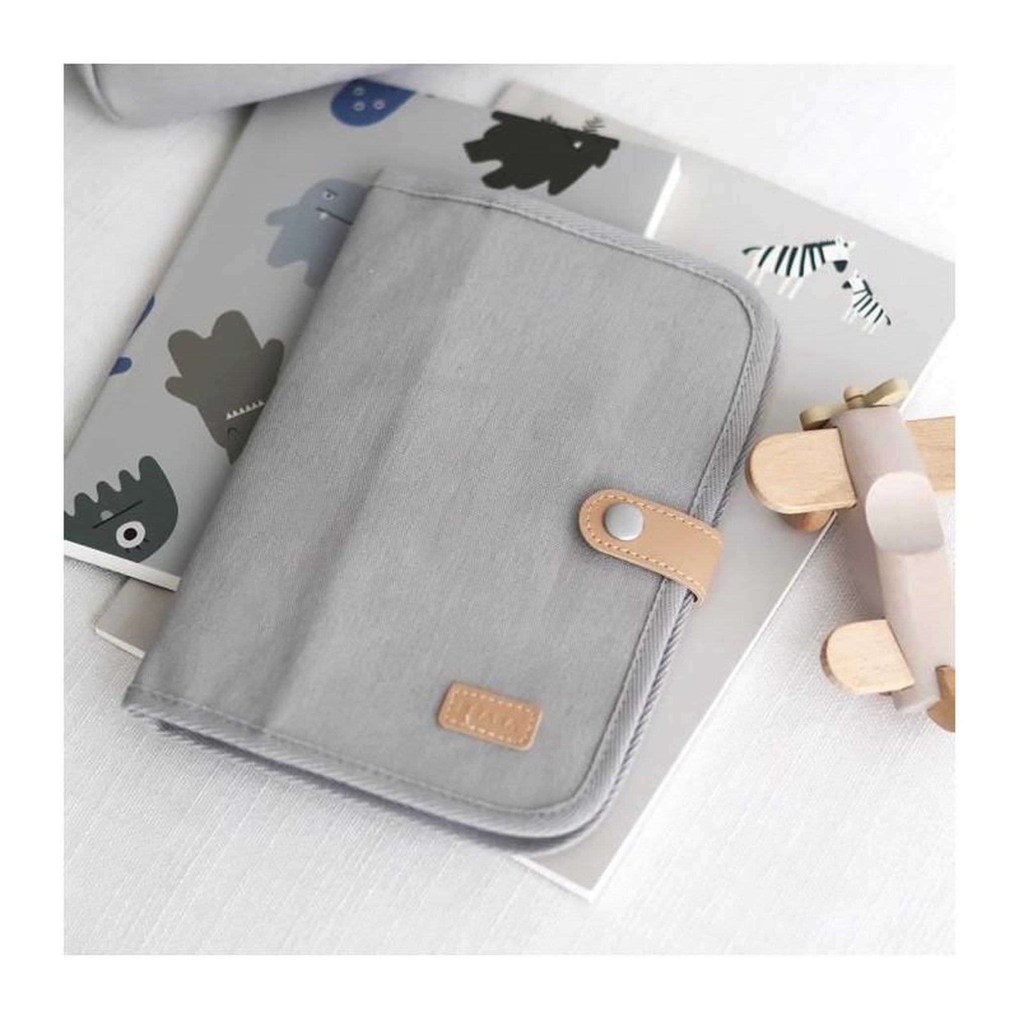 Voir la diapositive 2 : BEABA BEABA, Protege carnet de santé canvas gris perle
