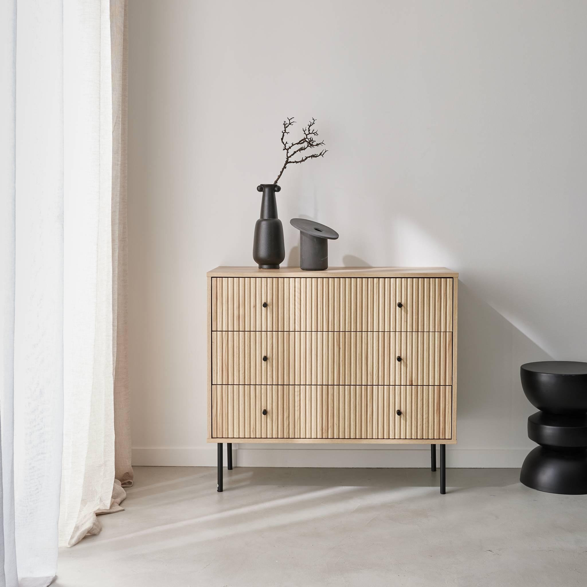 Voir la diapositive 2 : SWEEEK Commode contemporaine décor bois rainuré 3 tiroirs poignées métal noir