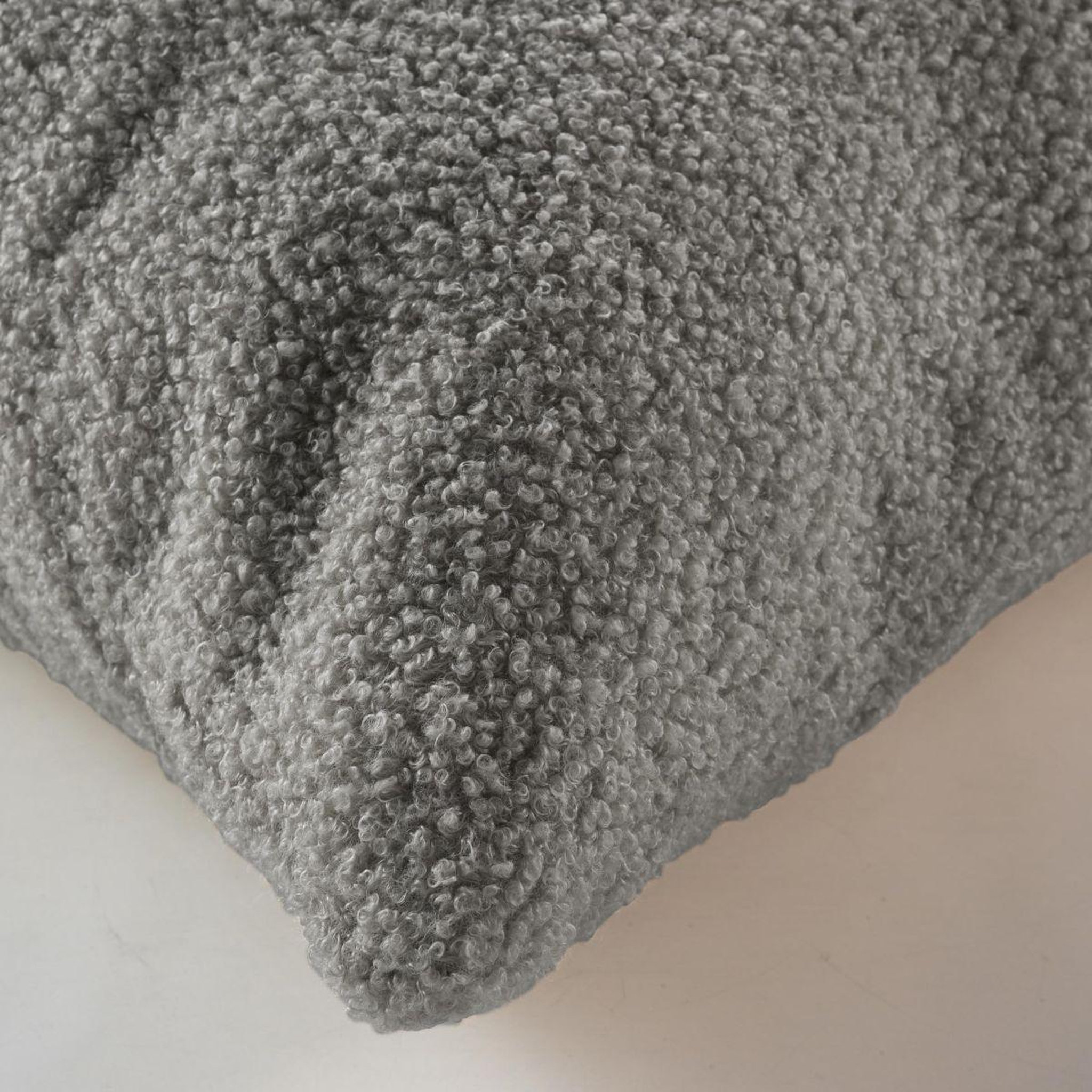 Voir la diapositive 3 : Douceur d'Intérieur Coussin déco bouclette  wooly  45x45cm gris