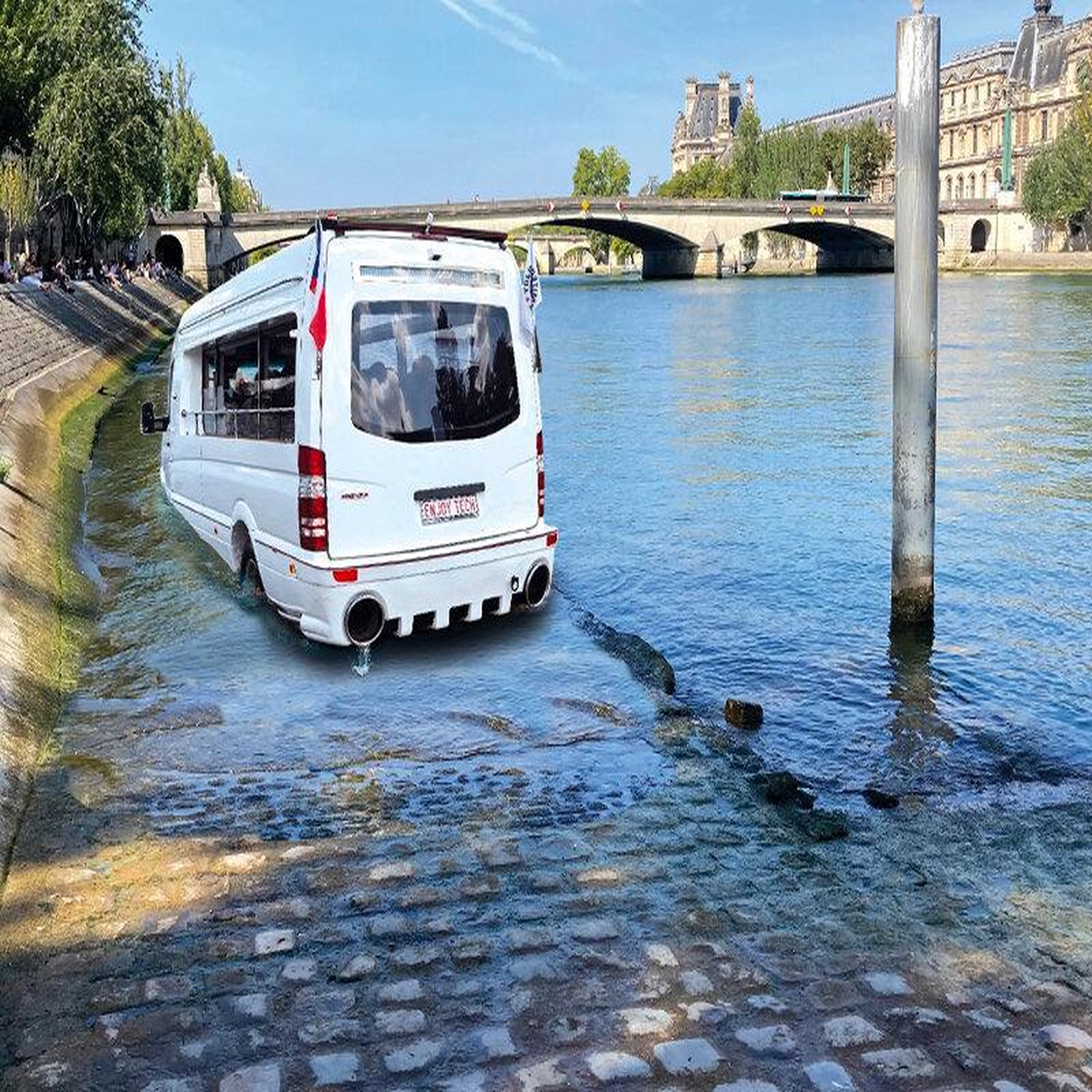 Voir la diapositive 2 : Smartbox 2h de balade en bateau bus avec coupe de champagne pour 2 à paris - coffret cadeau sport & aventure