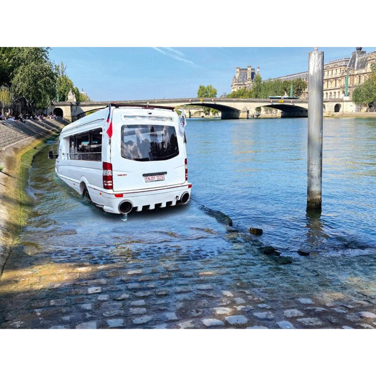 Smartbox 2h de balade en bateau bus avec coupe de champagne pour 2 à Paris - Coffret Cadeau Sport & Aventure