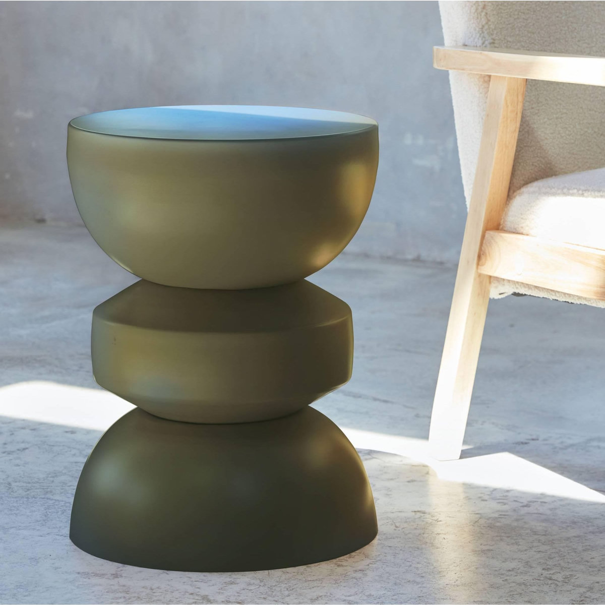 SWEEEK Table d'appoint. bout de canapé. table de chevet en métal. vert kaki. Assa. Ø32 x H 44.5cm