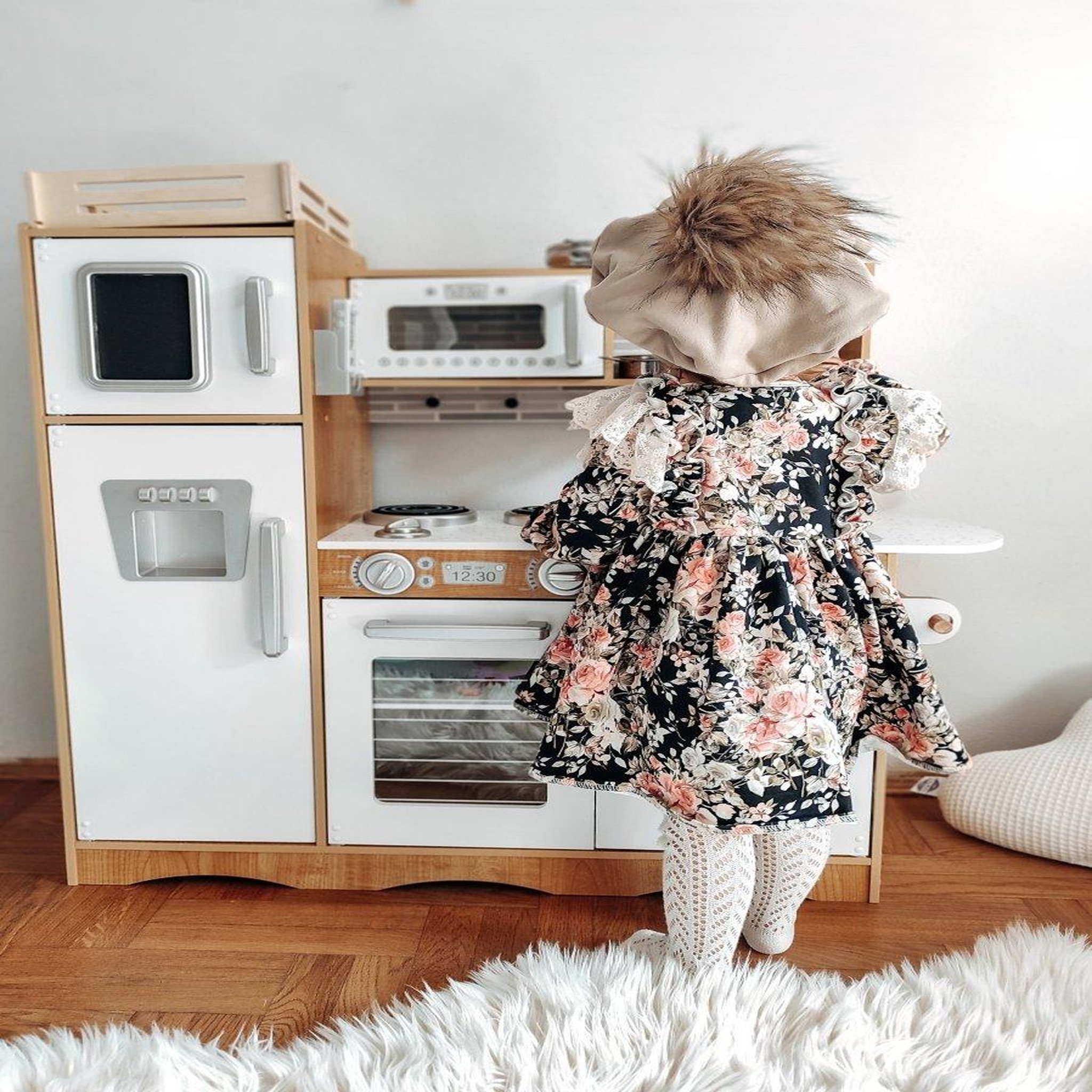 Voir la diapositive 3 : MAMABRUM Cuisine enfant bois avec micro-ondes et évier mamabrum
