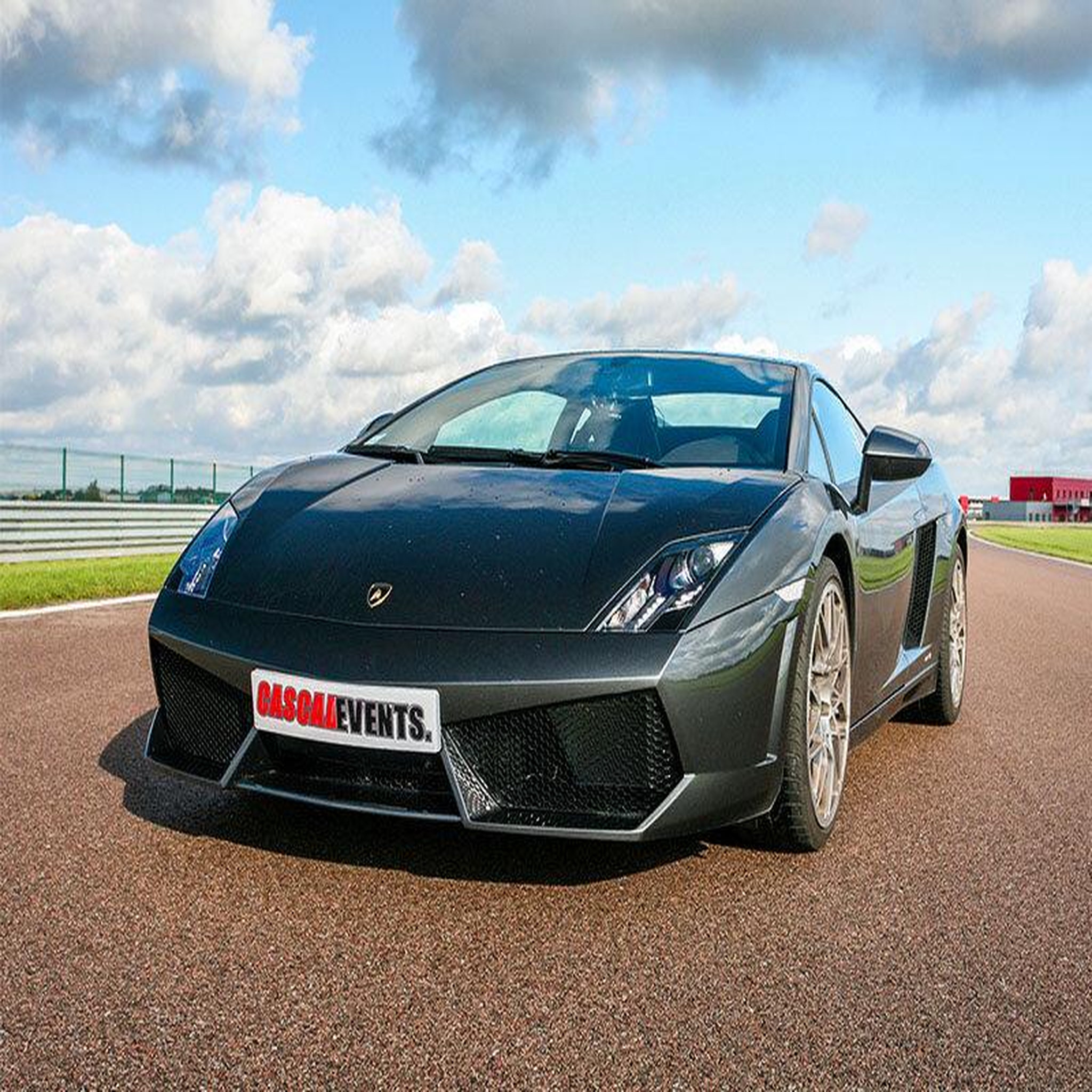 Voir la diapositive 2 : Smartbox Jusqu'à 8 tours de conduite en Lamborghini sur circuit - Coffret Cadeau Sport & Aventure