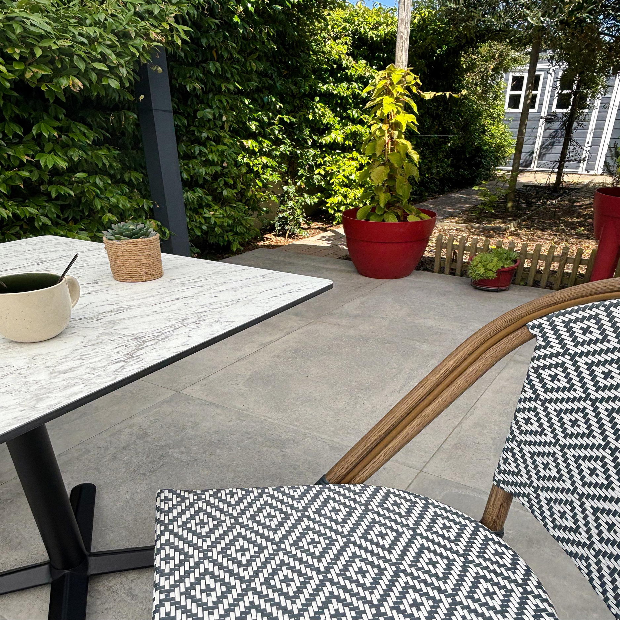 Voir la diapositive 4 : DCB GARDEN Ensemble repas de jardin en acier et plateau en HPL (2 places)