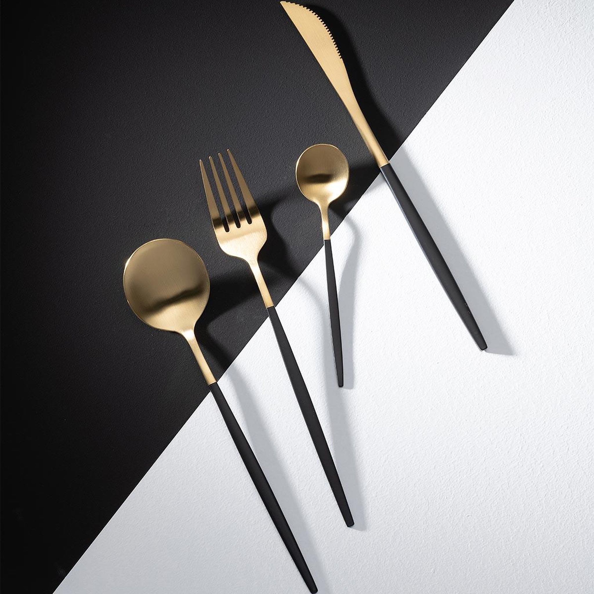 Voir la diapositive 2 : J-LINE Ménagère 24 Pièces en Inox  Mat  27cm Noir & Or