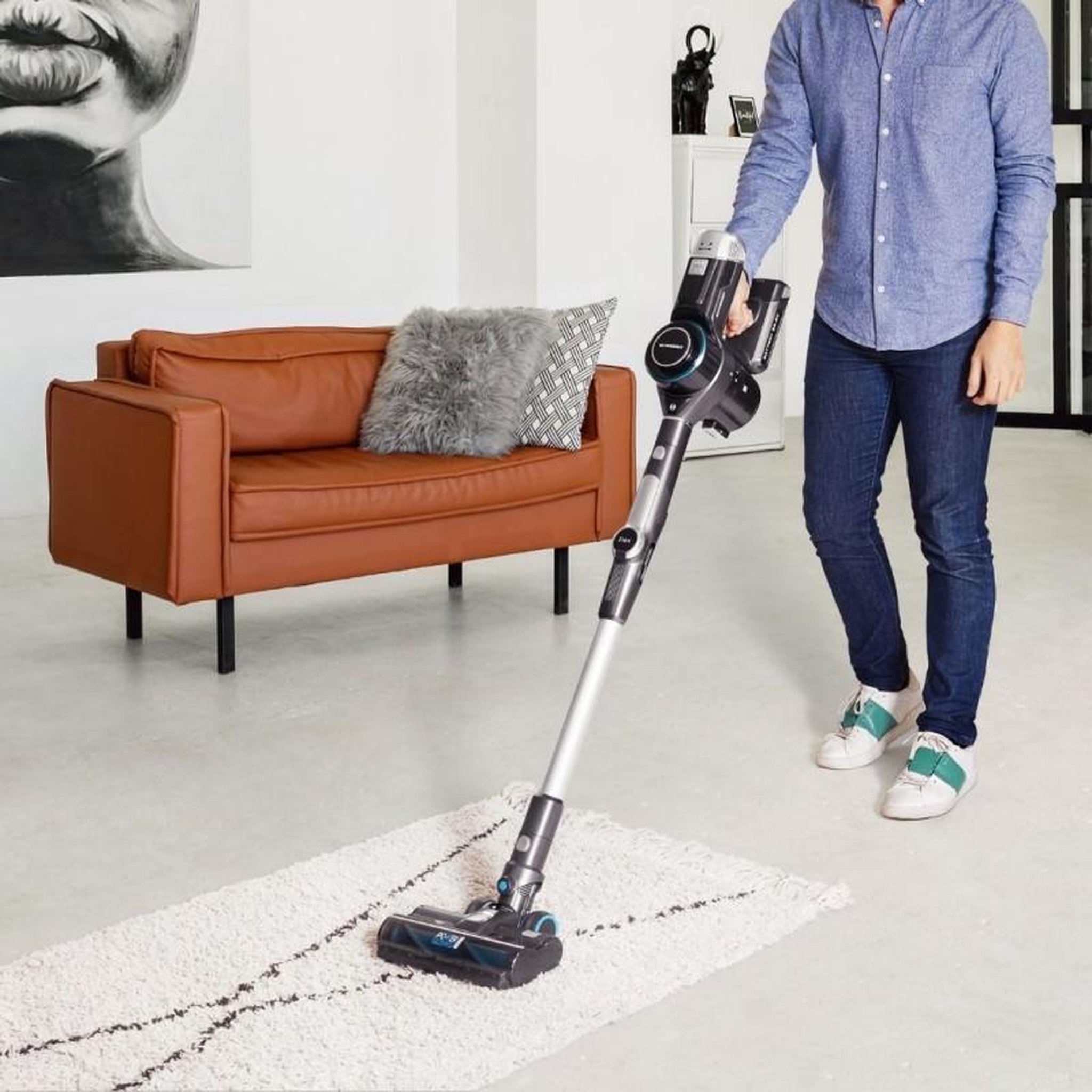 Voir la diapositive 4 : SCHNEIDER Schneider - scvc23400fb - aspirateur sans fil 400w 140aw - tube flexible et pliable - base de charge
