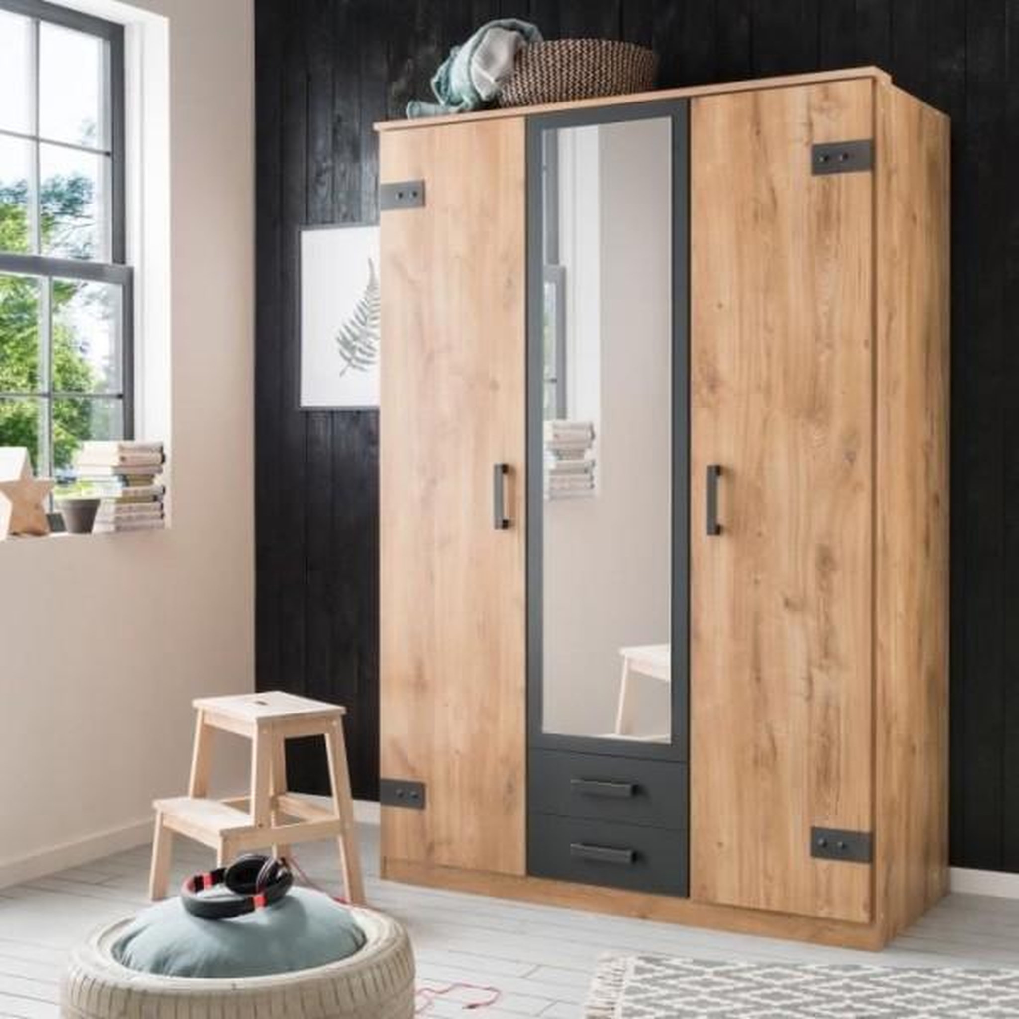 Voir la diapositive 3 : MARKET24 Armoire CORFOU - Décor Chene et gris anthracite + Miroir - 3 portes battantes - 2 tiroirs - L135 x P58 x H199 cm