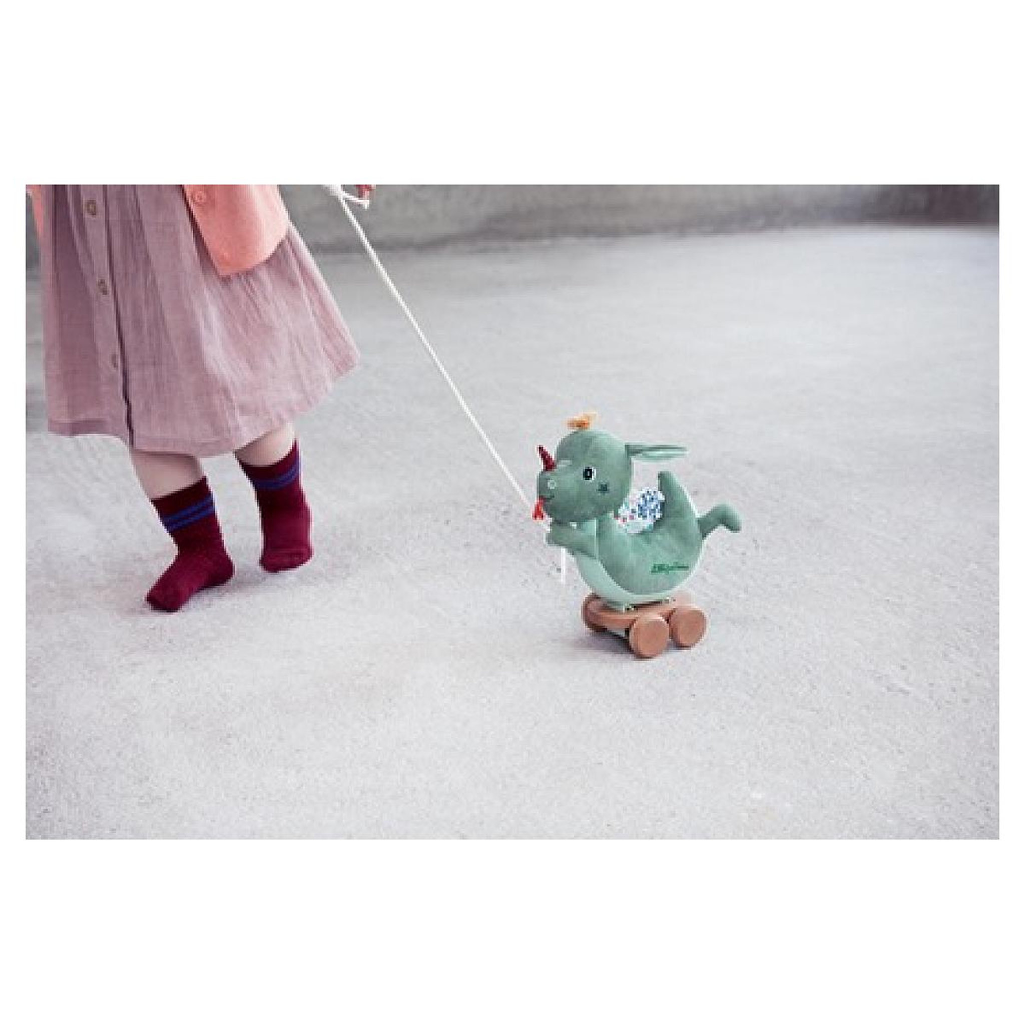 Voir la diapositive 2 : LILLIPUTIENS Joe le dragon a tirer socle bois