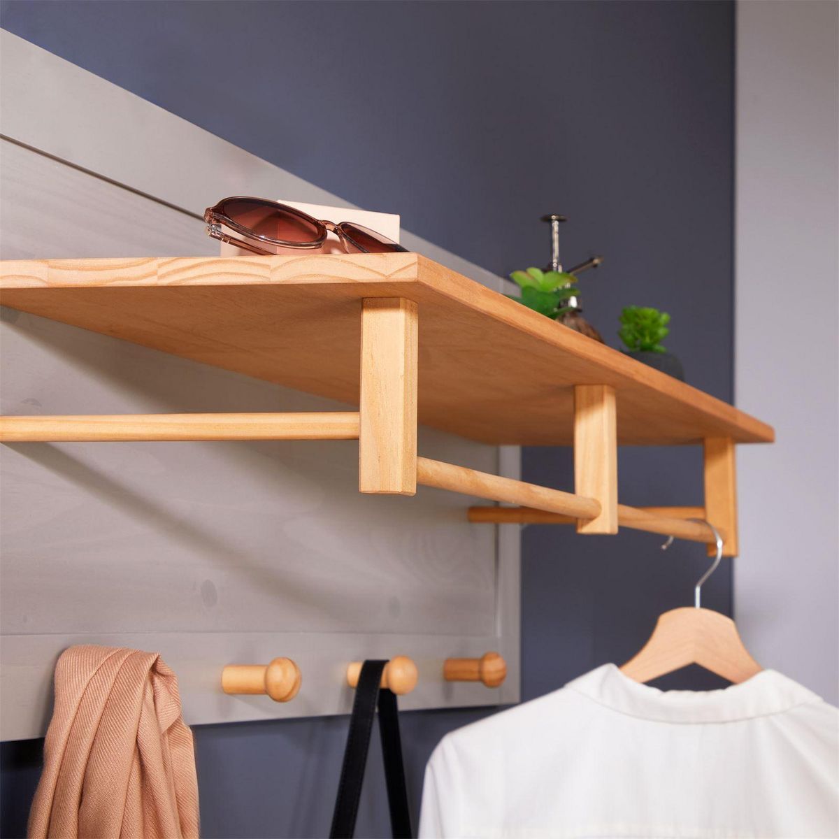 IDIMEX Portemanteau mural 4 crochets 1 étagère BOLTON en pin massif