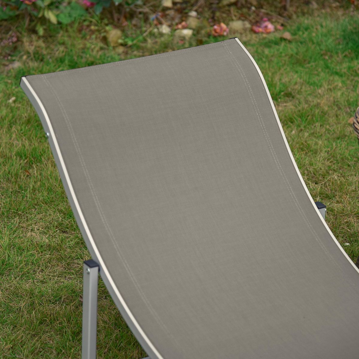 OUTSUNNY Lot de 2 bains de soleil pliables design contemporain - lot de 2 transats ergonomiques - alu. textilène gris clair