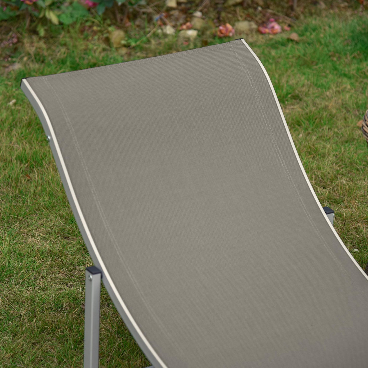 OUTSUNNY Lot de 2 bains de soleil pliables design contemporain - lot de 2 transats ergonomiques - alu. textilène gris clair