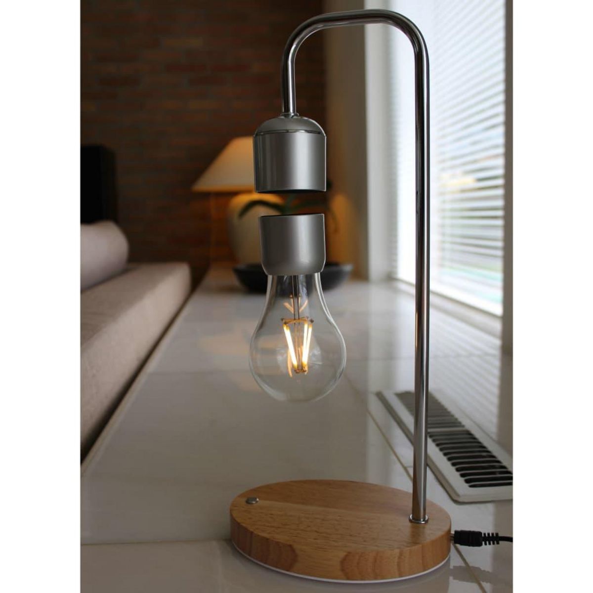 United Entertainment United Entertainment Lampe a levitation magnetique avec base en chene