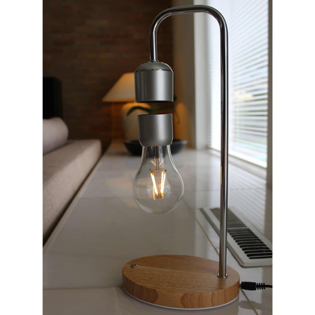 United Entertainment United Entertainment Lampe a levitation magnetique avec base en chene