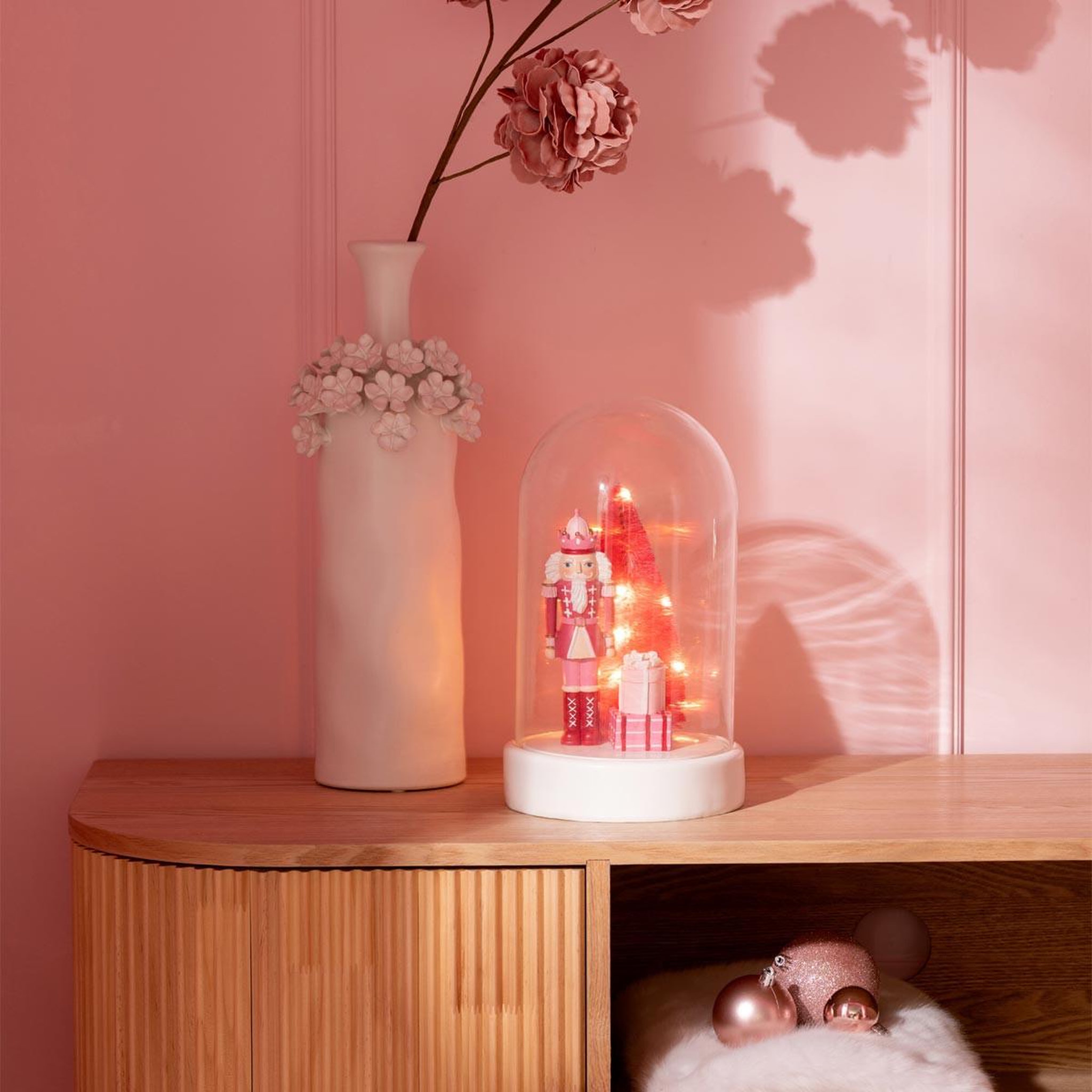 Voir la diapositive 4 : J-LINE Cloche déco à led  casse-noisette  28cm blanc