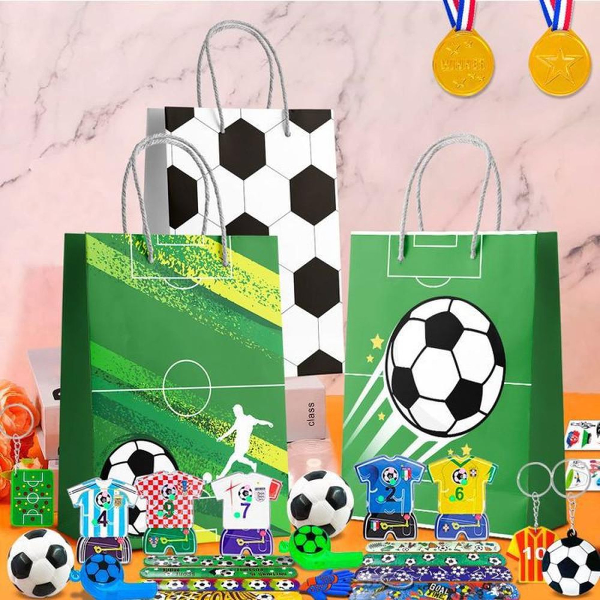 Voir la diapositive 2 : Coffret accessoires fête football avec 12 sacs cadeaux, bracelets, autocollants, médailles, gommes et sifflets