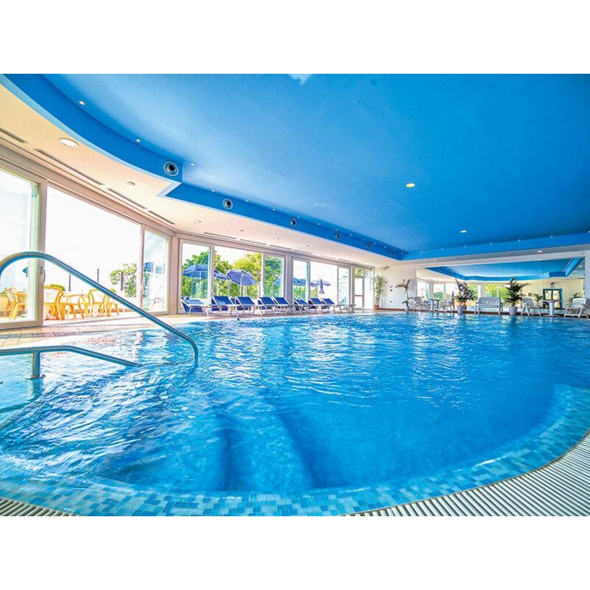 Smartbox Escapade sur le lac de Garde : 1 nuit dans un hôtel 4 étoiles avec accès au spa et bouteille de vin - Coffret Cadeau Séjour