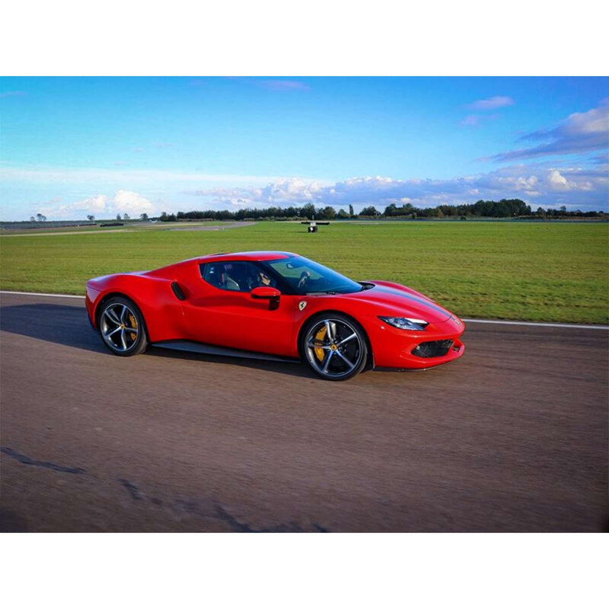 Smartbox Stage de pilotage : 4 tours sur le circuit de la Ferté-Gaucher en Ferrari 296 GTB - Coffret Cadeau Sport & Aventure