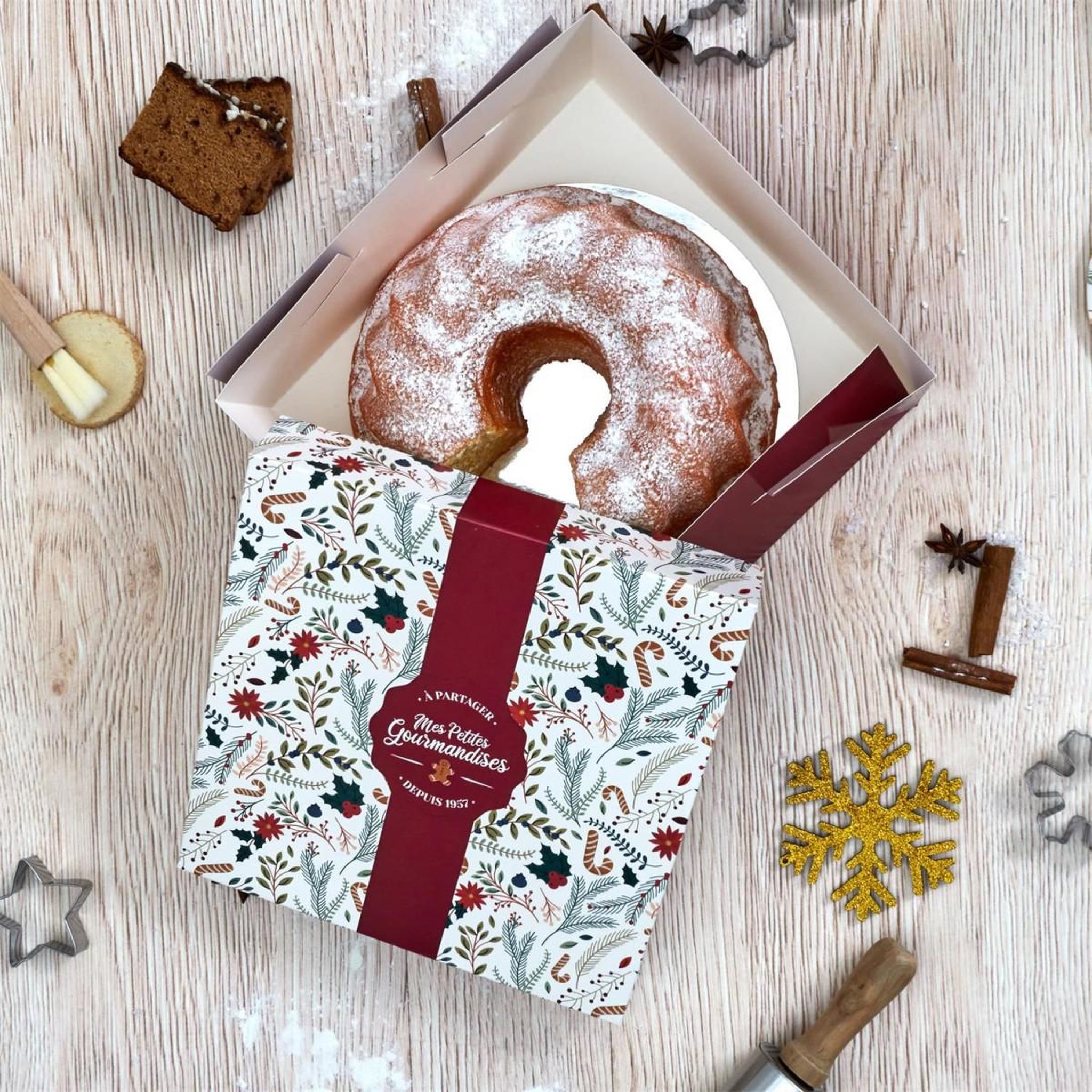Voir la diapositive 2 : Lily Cook Boîte à Gâteau Imprimée  Noël  25cm Blanc & Rouge