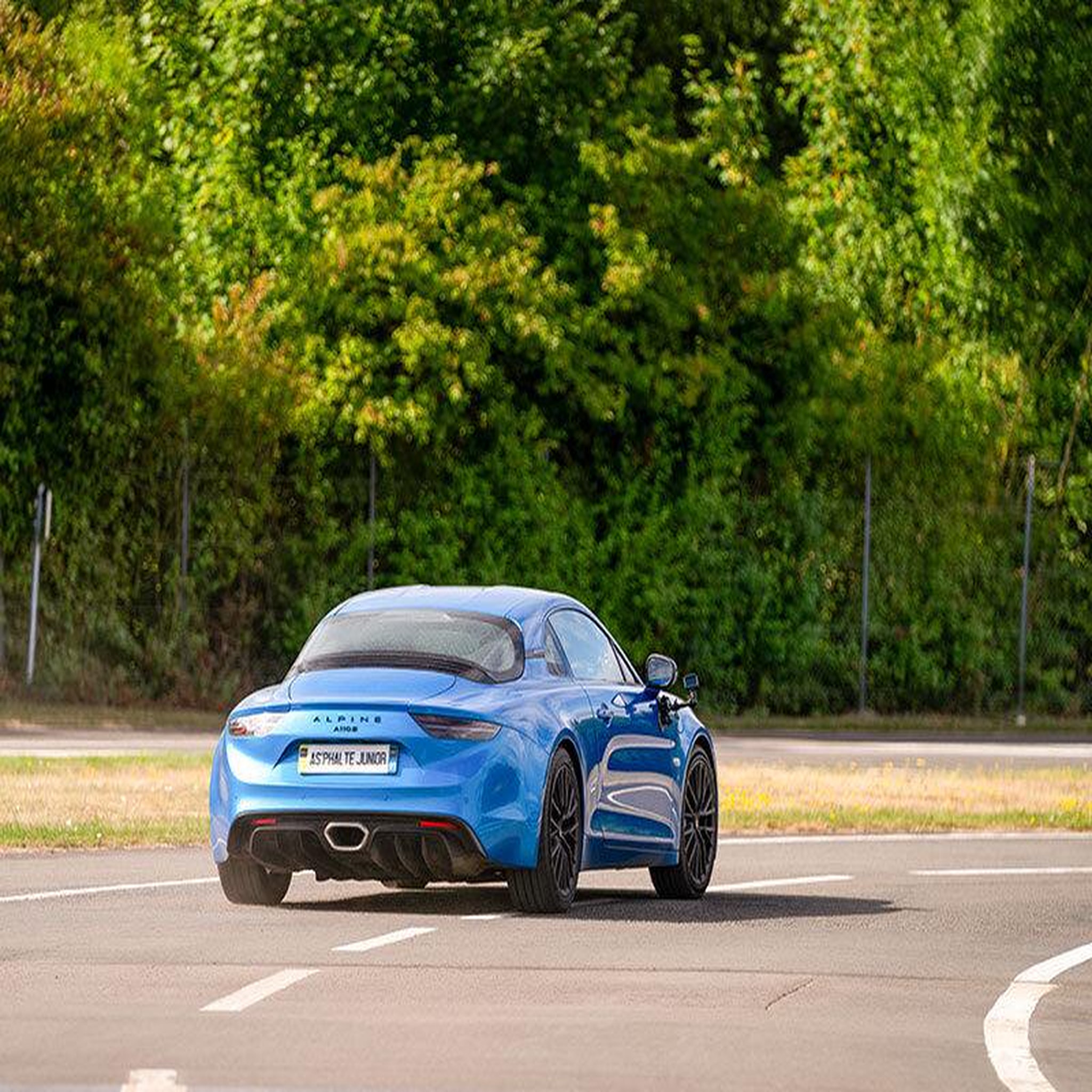 Voir la diapositive 5 : Smartbox Stage de pilotage enfant : 5 tours de circuit en alpine a110 s ou bmw m2 - coffret cadeau sport & aventure