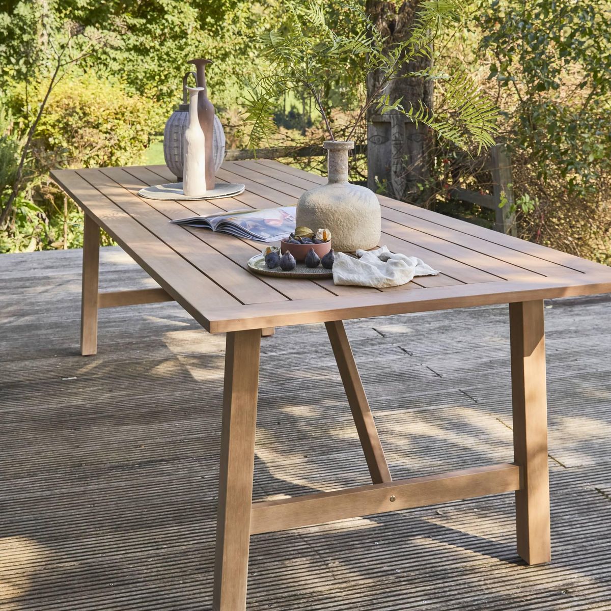SWEEEK Table de jardin en bois d'eucalyptus LORIA naturel. 8 places. 260 x 100 x 76 cm