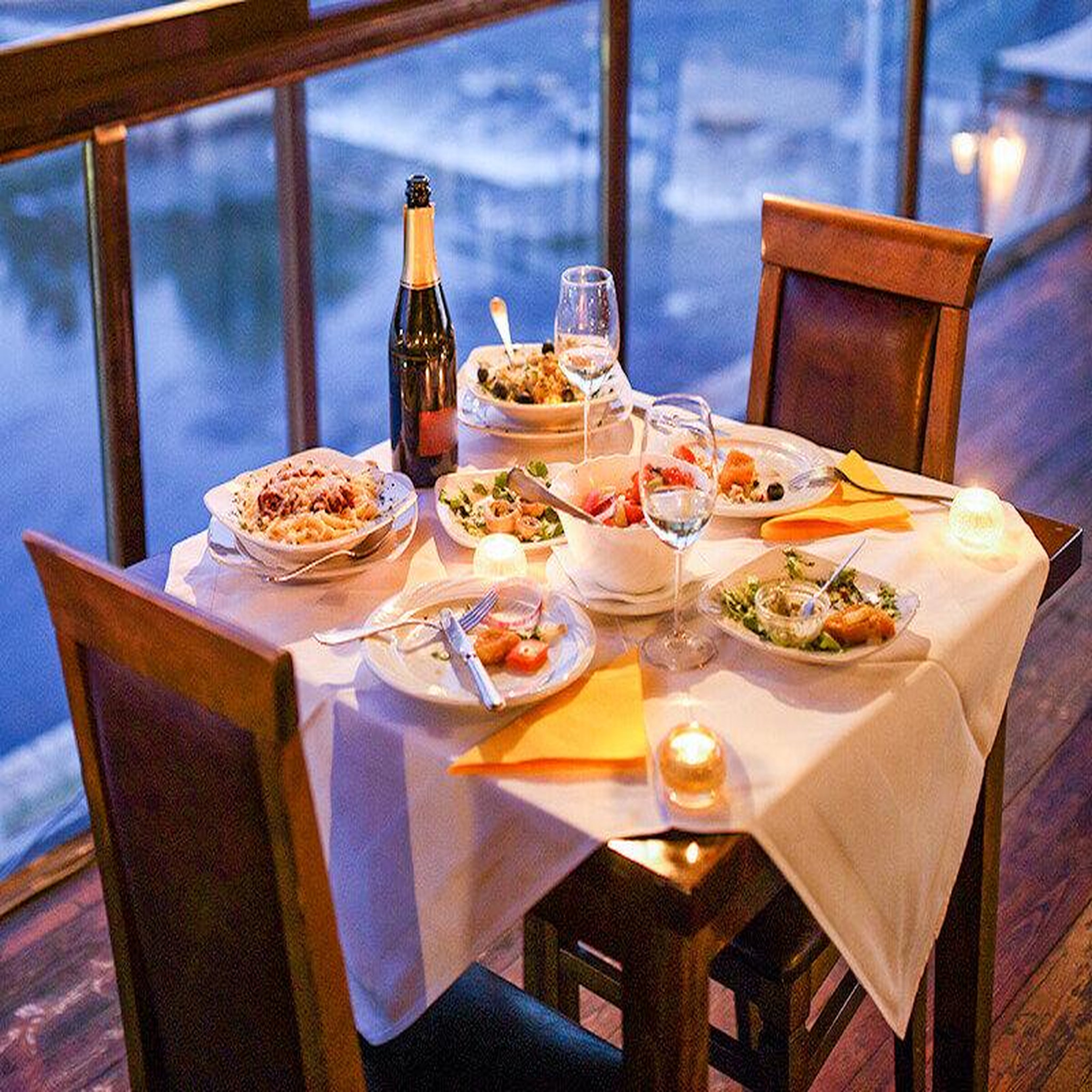 Voir la diapositive 4 : Smartbox Dîner romantique à 3 plats avec coupe de champagne - coffret cadeau gastronomie