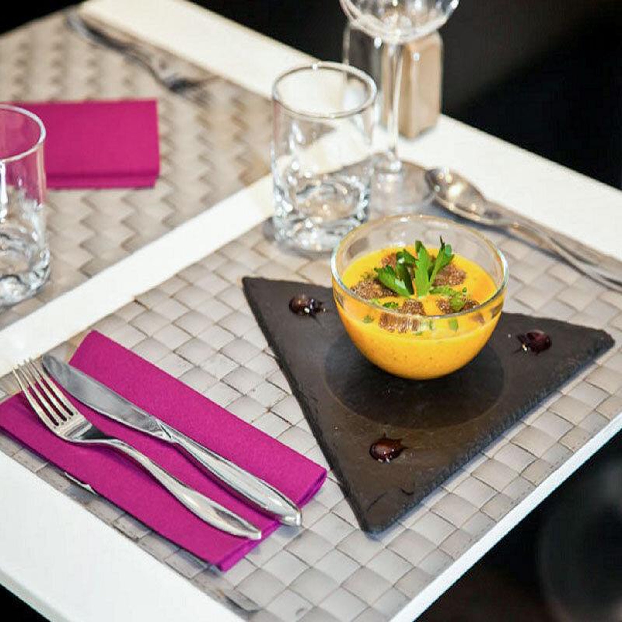 Voir la diapositive 2 : Smartbox Adresses gastronomiques : menu 3 plats avec champagne au restaurant le boudoir au cœur de nice - coffret cadeau gastronomie