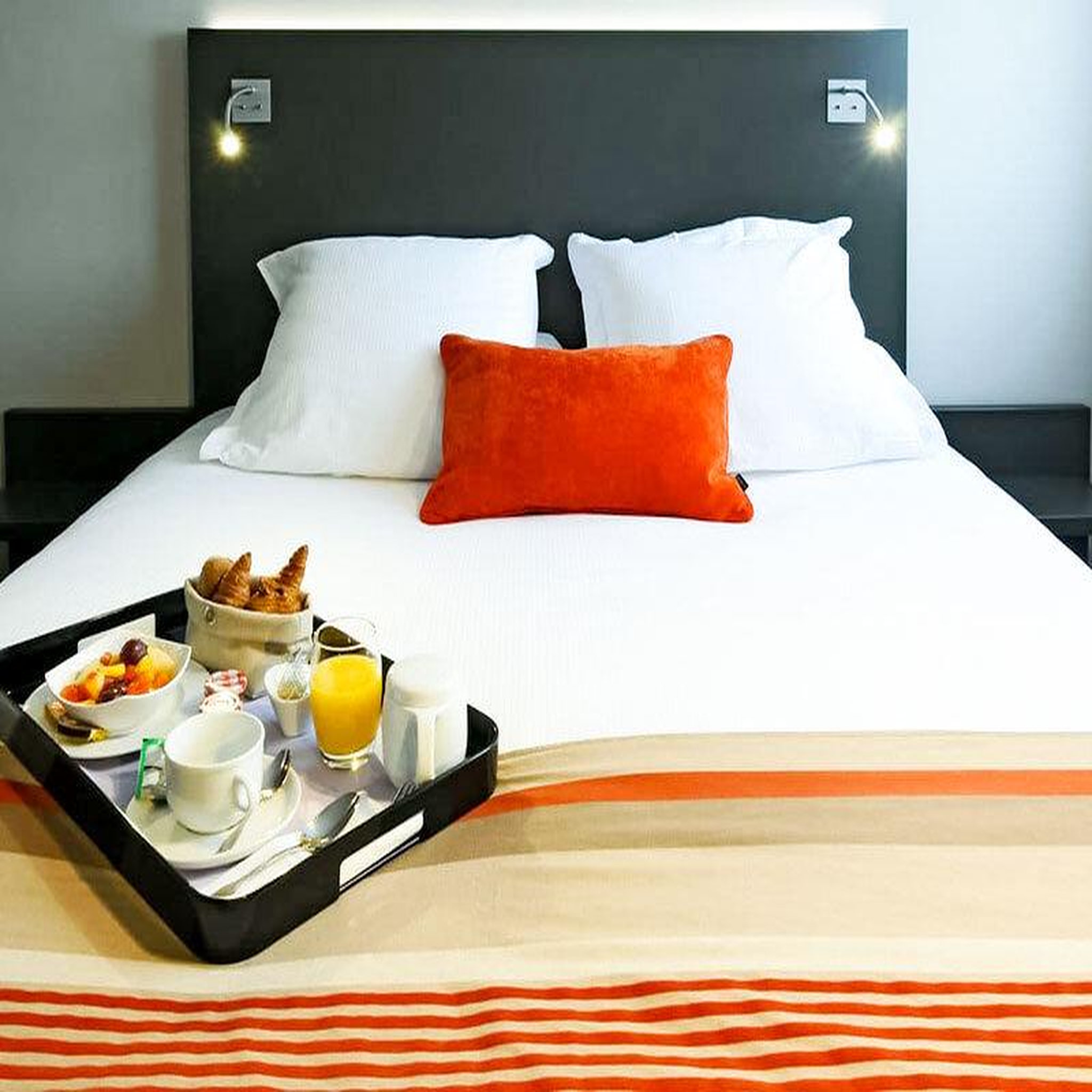 Voir la diapositive 2 : Smartbox 2 jours en chambre Deluxe avec dîner et accès à l'espace spa en hôtel 4* proche de Lyon - Coffret Cadeau Séjour