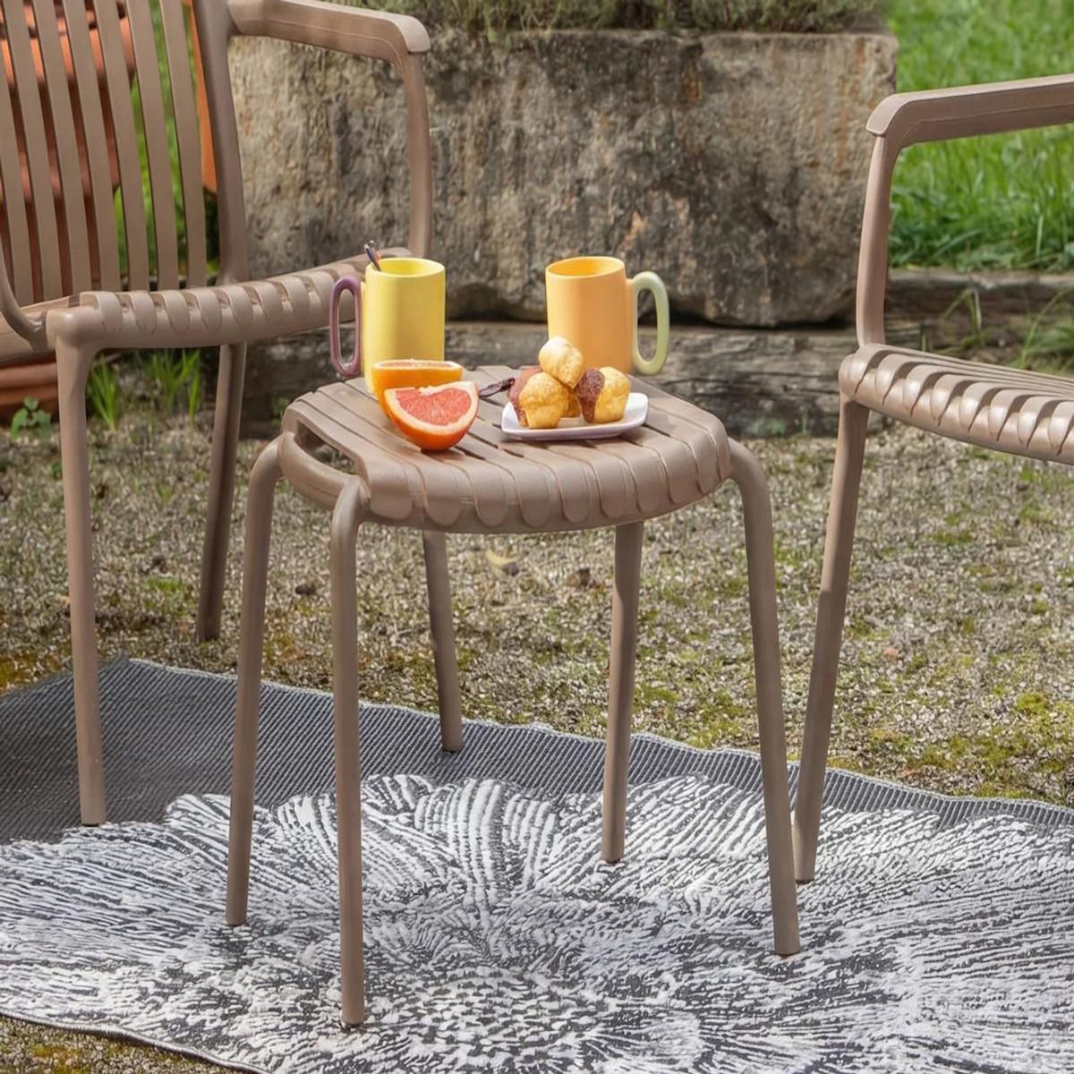 Jardiline Table basse de jardin ronde en résine PP 50 % recyclé Joysxee- Ø50 cm - Taupe - Jardiline