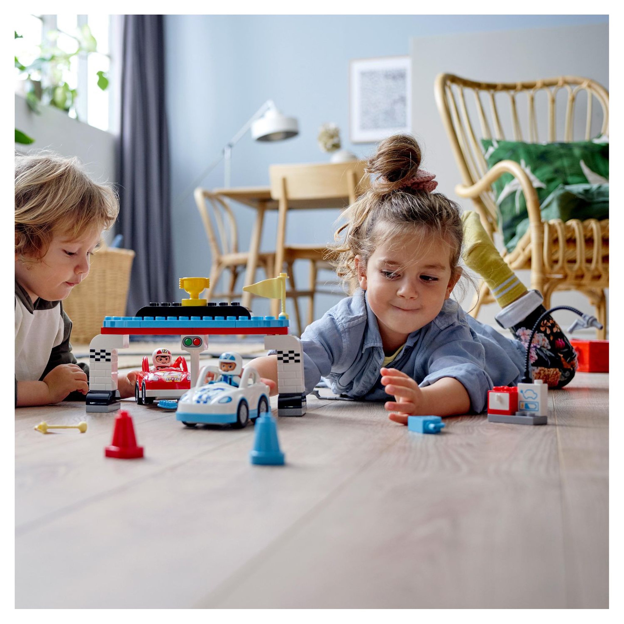 Voir la diapositive 7 : LEGO DUPLO 10947 - Ma ville Race Cars 