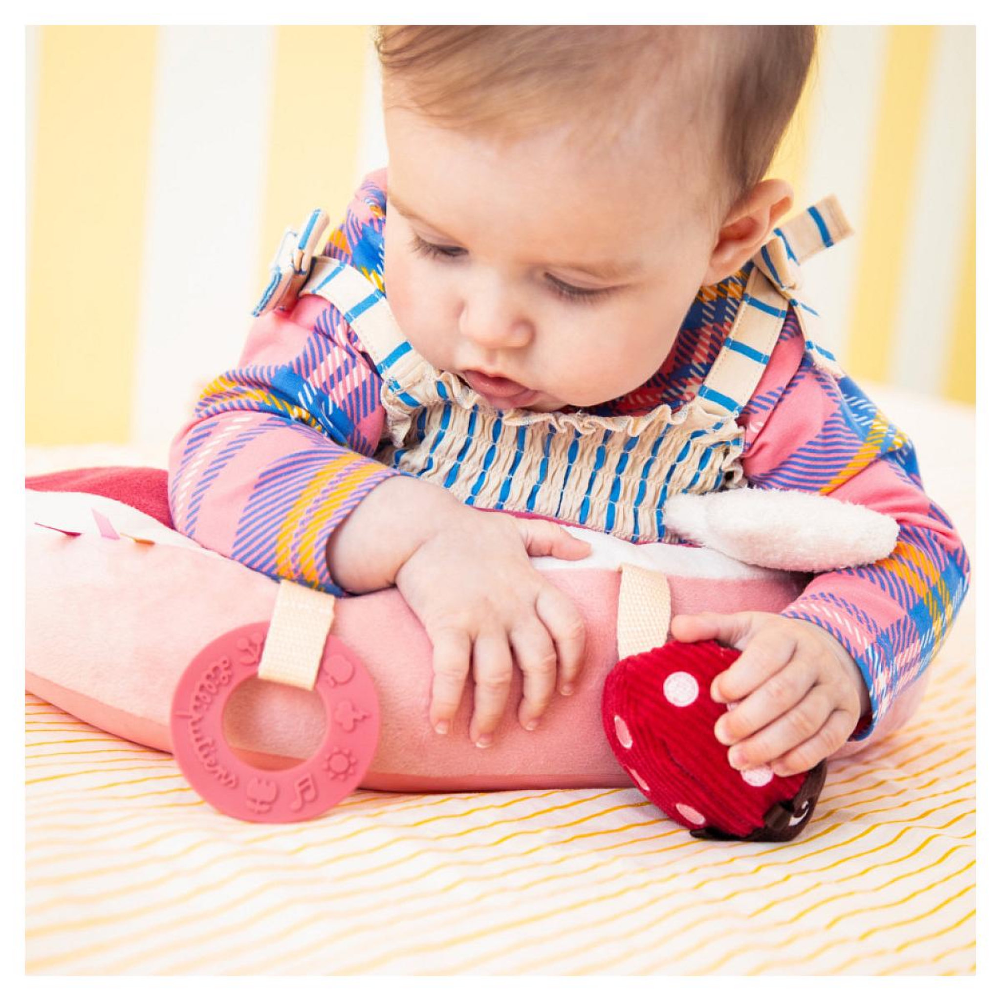 Voir la diapositive 3 : LILLIPUTIENS Coussin d'activités Lena la licorne