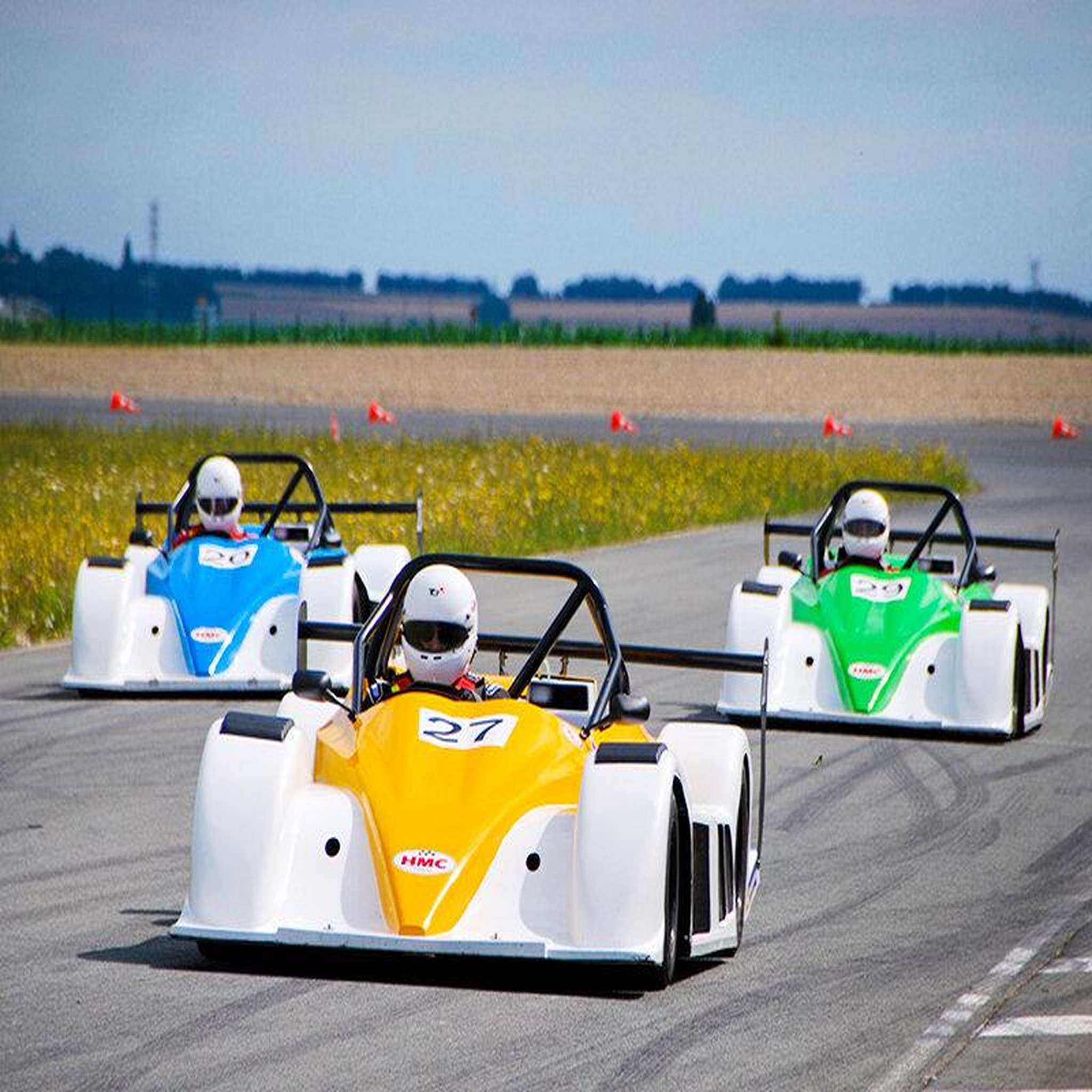 Voir la diapositive 2 : Smartbox Stage de pilotage : 6 tours sur le circuit de Lohéac en Sport Proto Funyo 5 - Coffret Cadeau Sport & Aventure