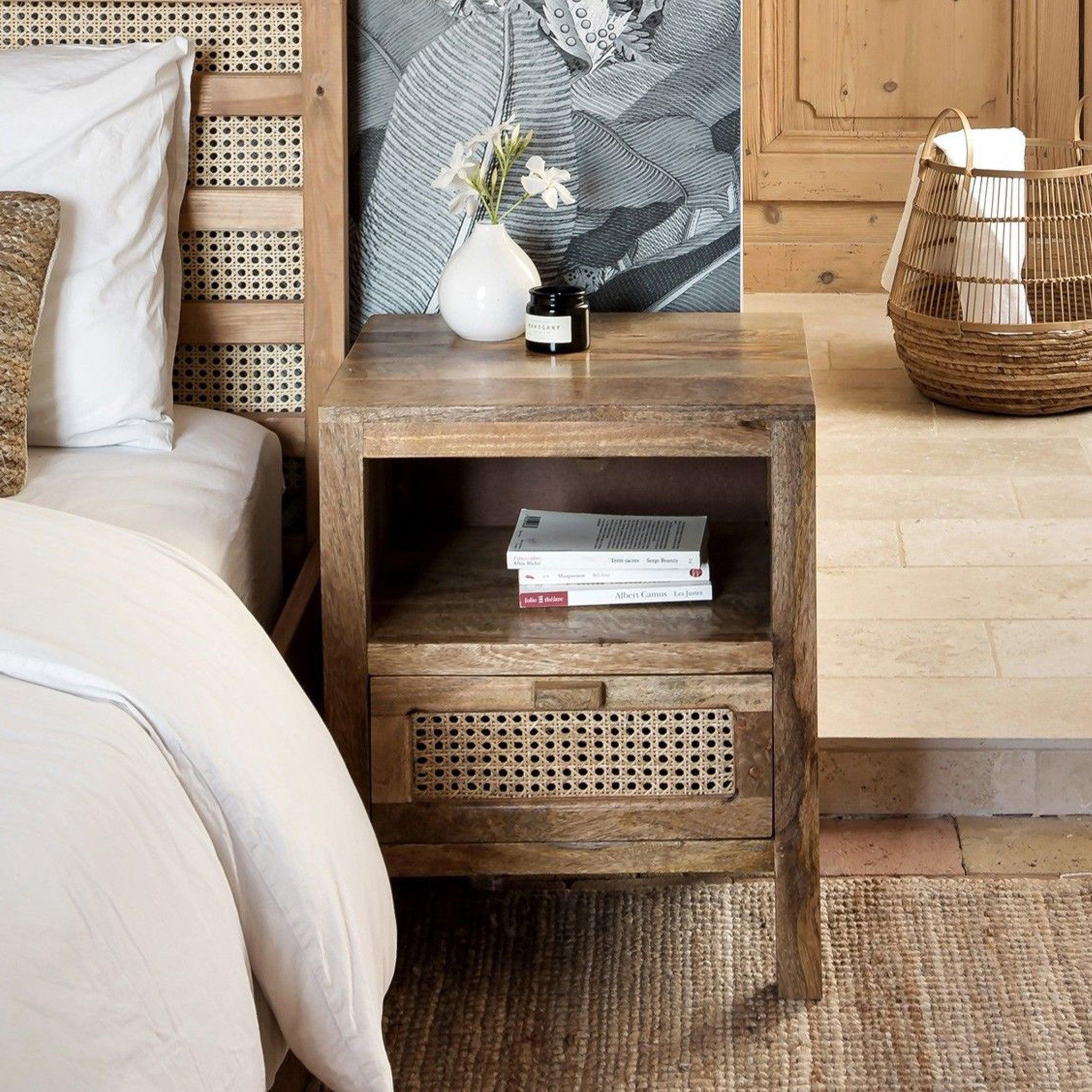 Voir la diapositive 2 : MAISON PAVANE Table de chevet en bois de manguier et cannage , 1 tiroir et 1 niche-Tiki