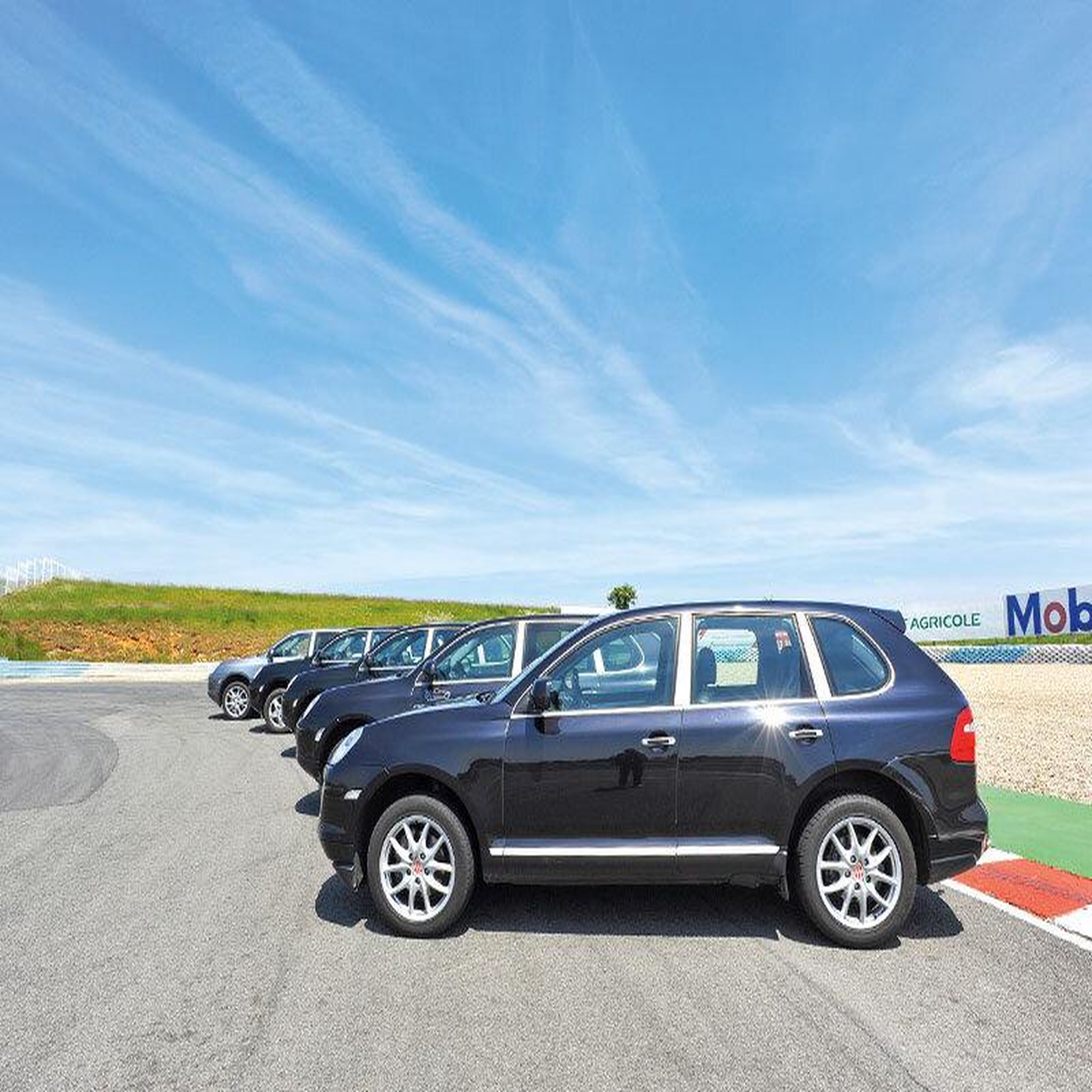 Voir la diapositive 6 : Smartbox Baptême en moto ou pilotage de voiture de sport sur le circuit de Magny-Cours - Coffret Cadeau Sport & Aventure