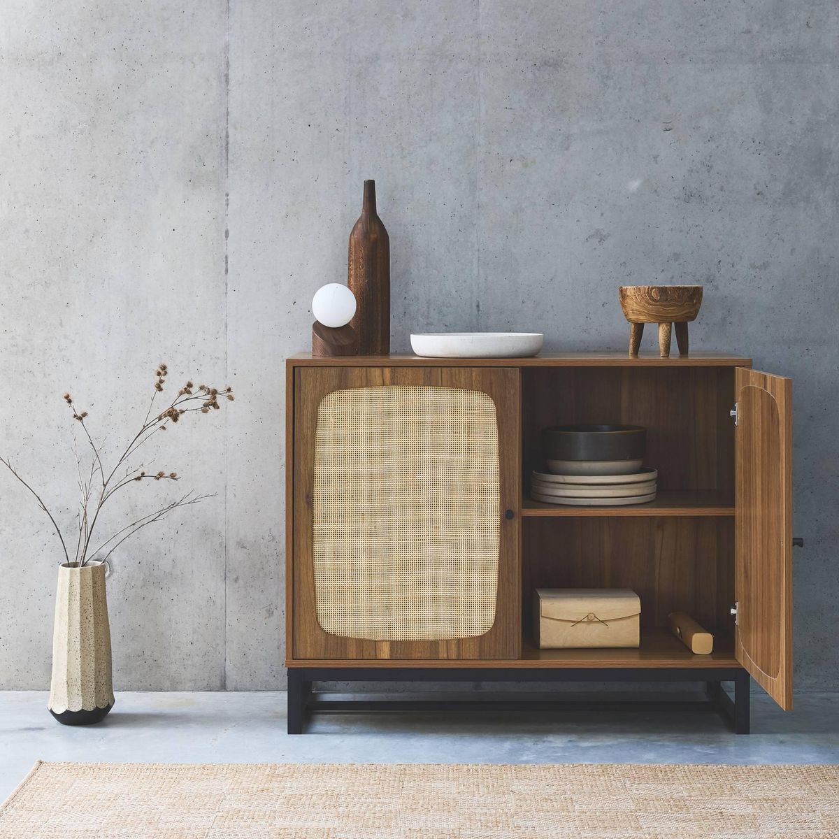 SWEEEK Buffet rétro décor bois foncé et cannage. buffet haut. vaisselier. 2 portes avec pieds en métal noir L100cm