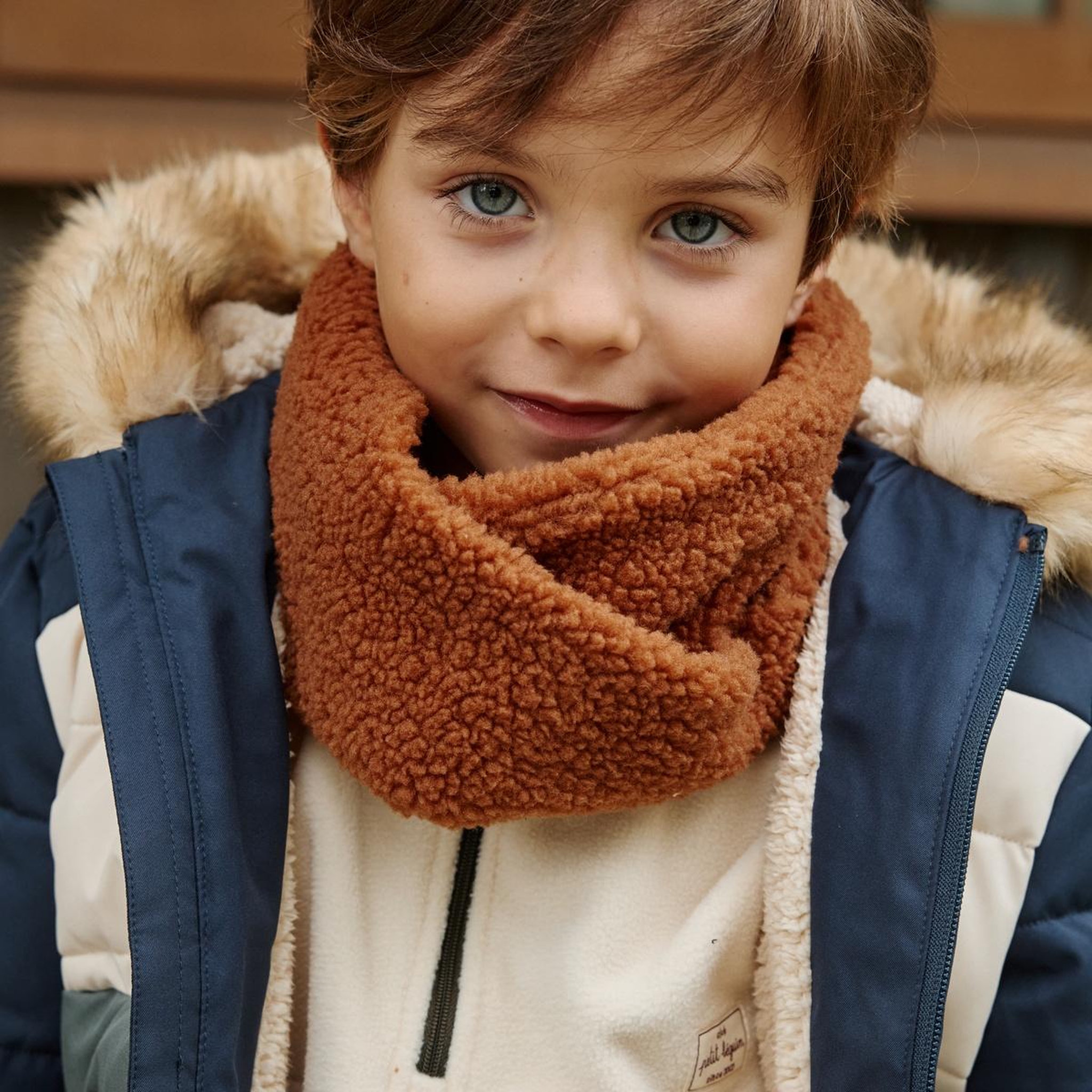 Voir la diapositive 4 : PETIT BEGUIN Cache cou enfant en sherpa Moka
