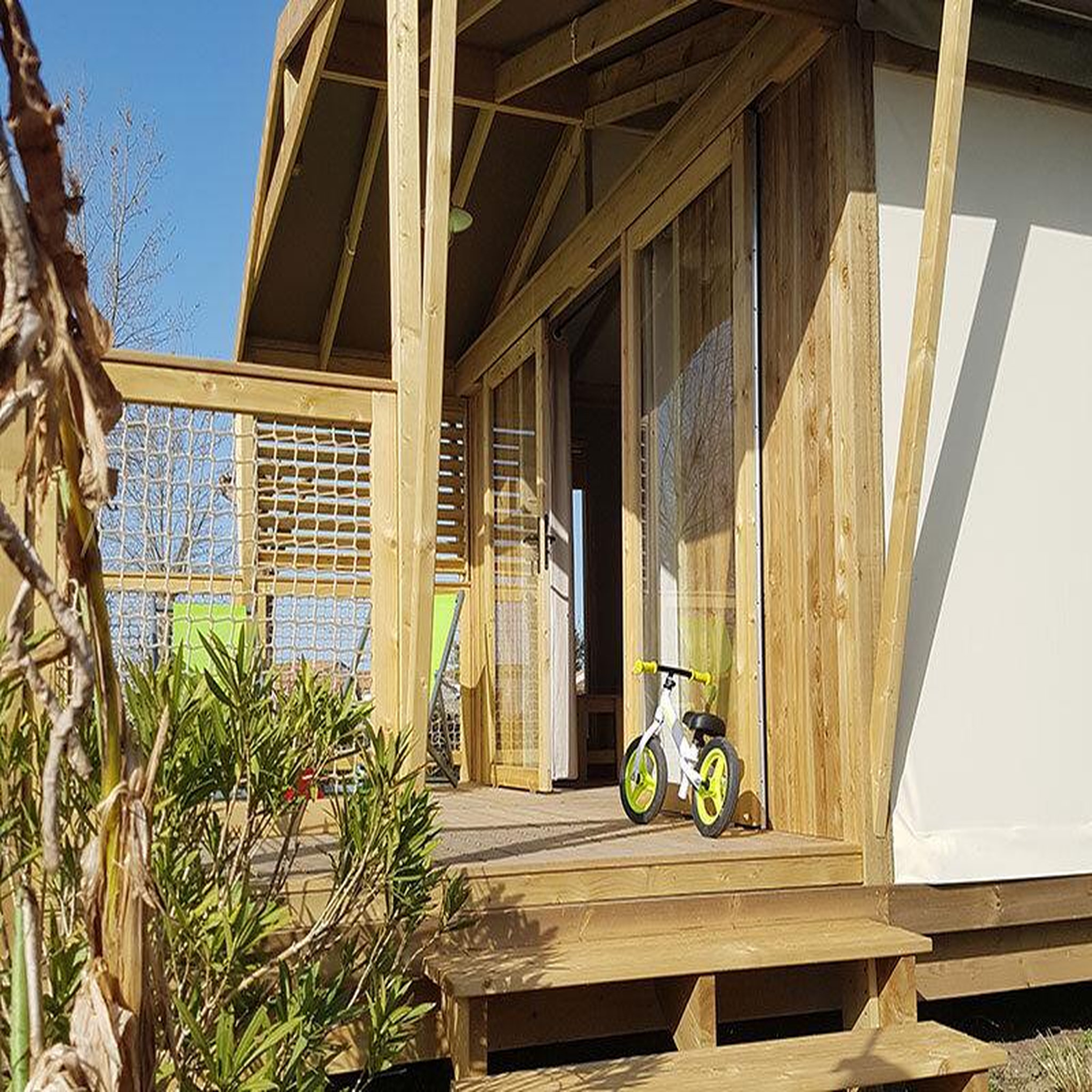 Voir la diapositive 4 : Smartbox Escapade de 3 jours en cabane lodge et bouteille de vin offerte, près de la rochelle - coffret cadeau séjour