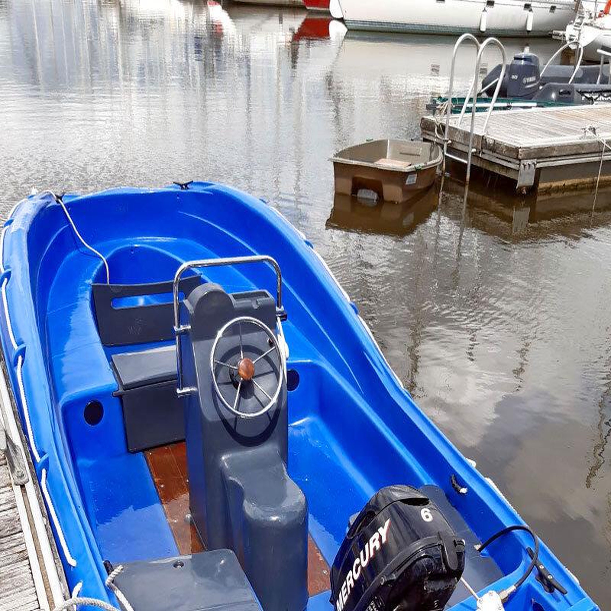 Voir la diapositive 4 : Smartbox 1h30 de bateau à moteur sans permis pour 4 personnes près de vannes - coffret cadeau sport & aventure