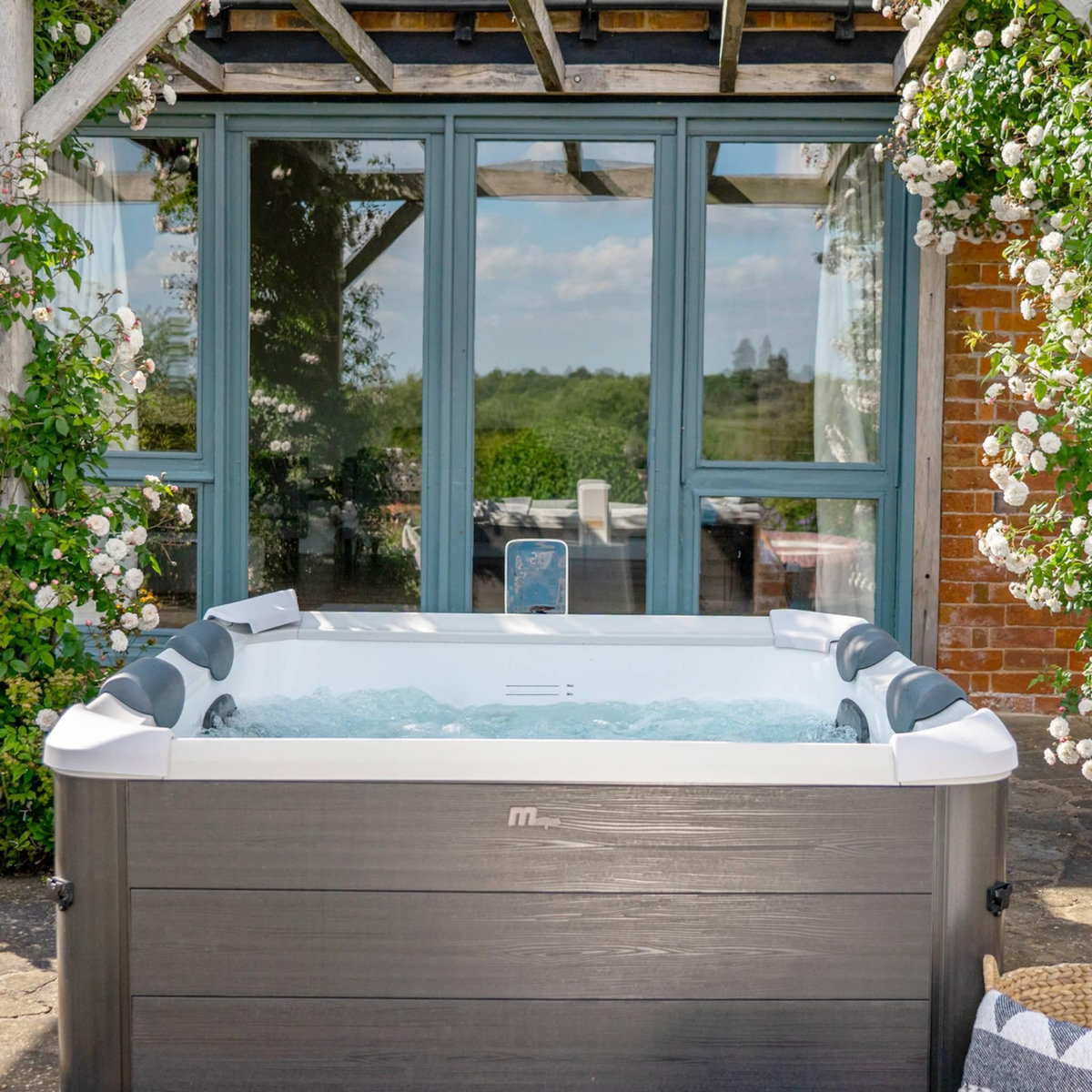 MSpa SPA rigide OSLO MSPA 6 personnes gris. 4 coussins. bâche incluse. hydromassages système