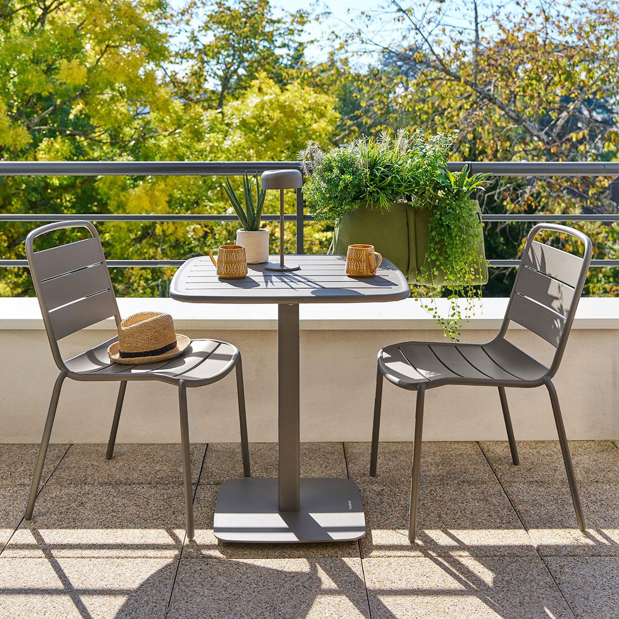 Voir la diapositive 2 : HESPERIDE Table de jardin carrée 2 places ALEGORIA