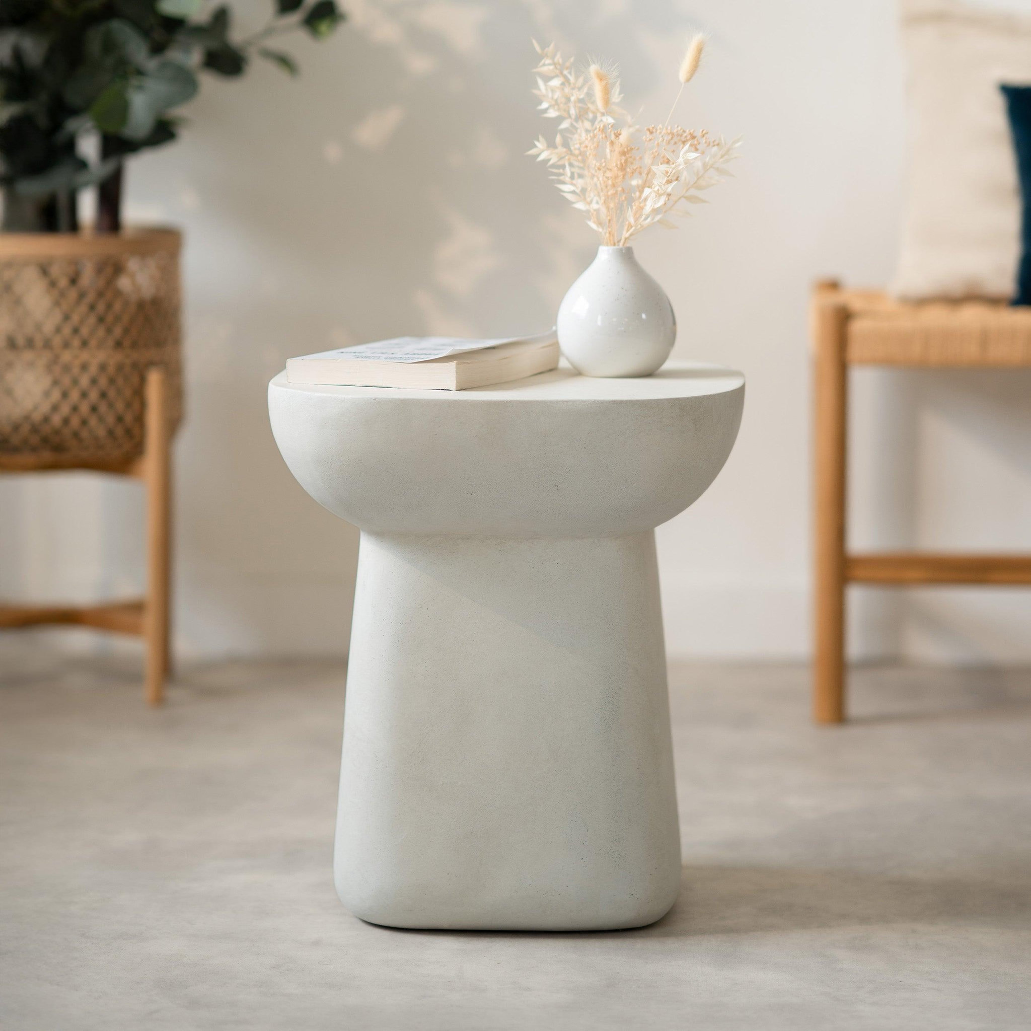 Voir la diapositive 2 : MAISON PAVANE Table d'appoint carrée blanche en fibre d'argile effet béton-samui