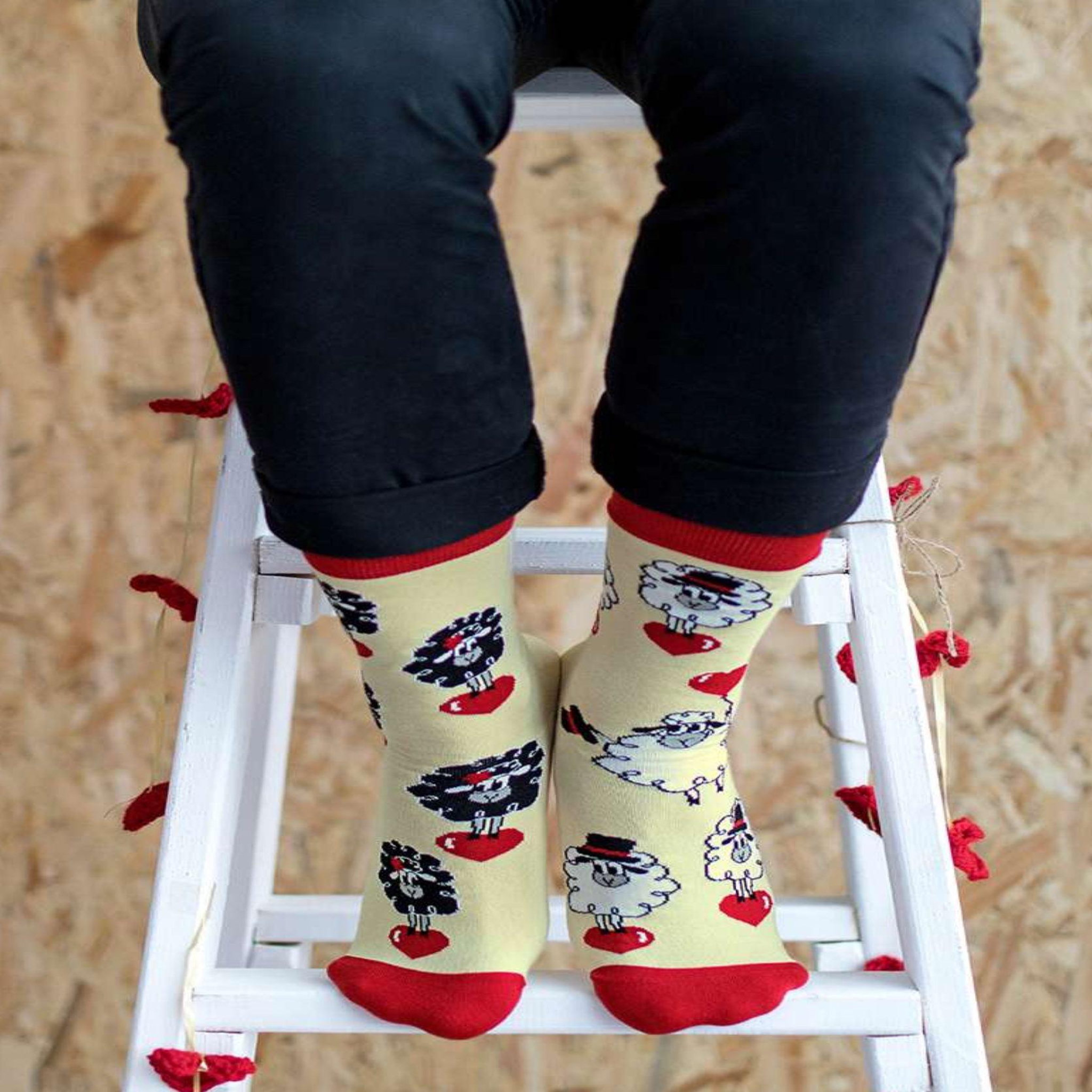 Voir la diapositive 4 : PIRIN HILL Chaussettes arty moutons amoureux - écrues