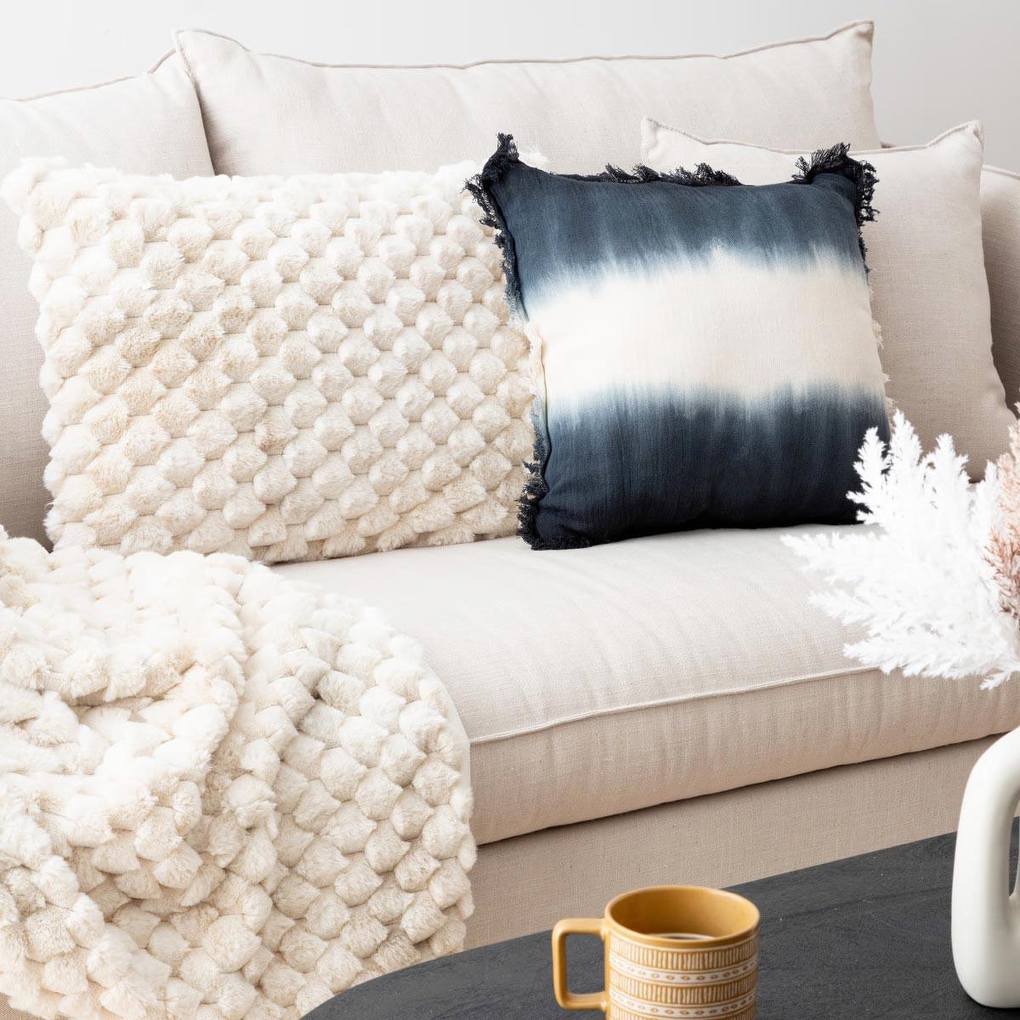 Voir la diapositive 5 : ATMOSPHERA Coussin imitation fourrure  adriel  38x58cm beige