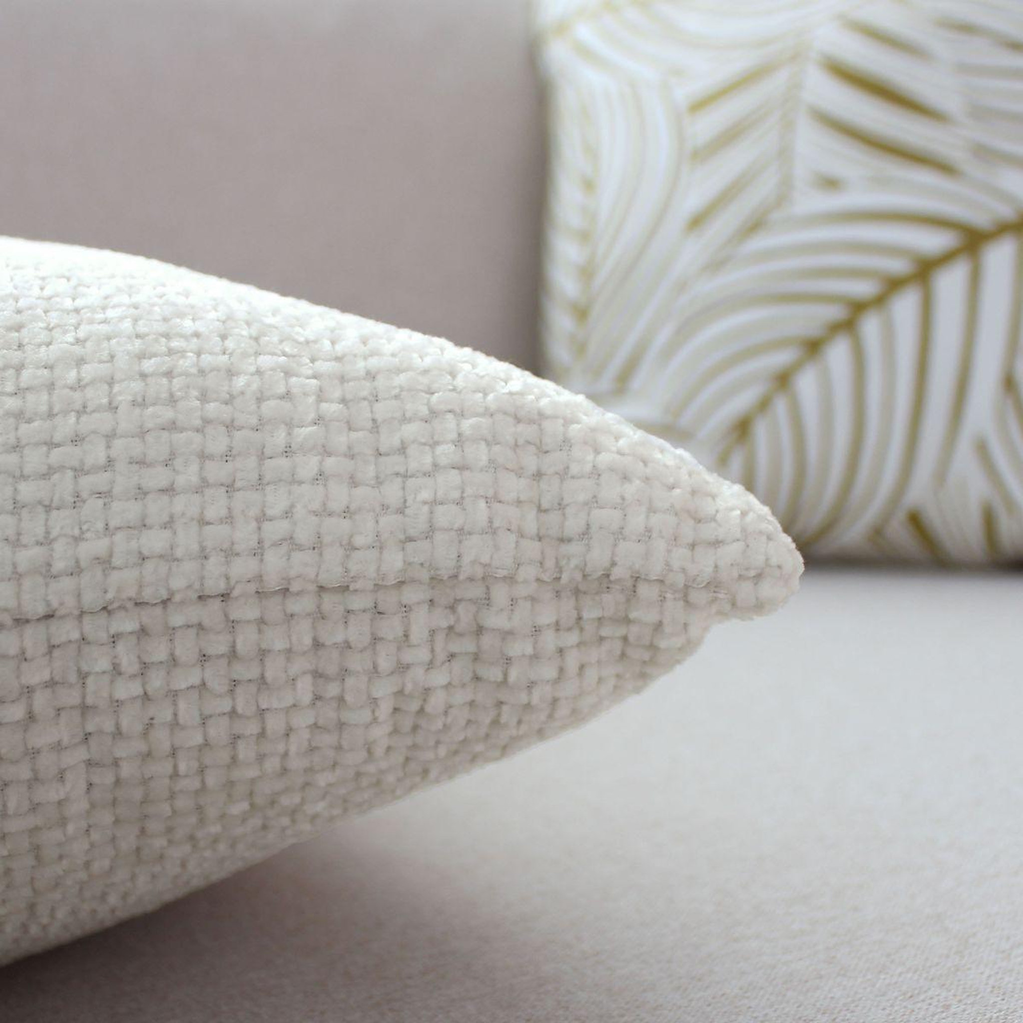 Voir la diapositive 2 : ENJOY HOME Coussin déco en velours  chenillé  40x40cm écru