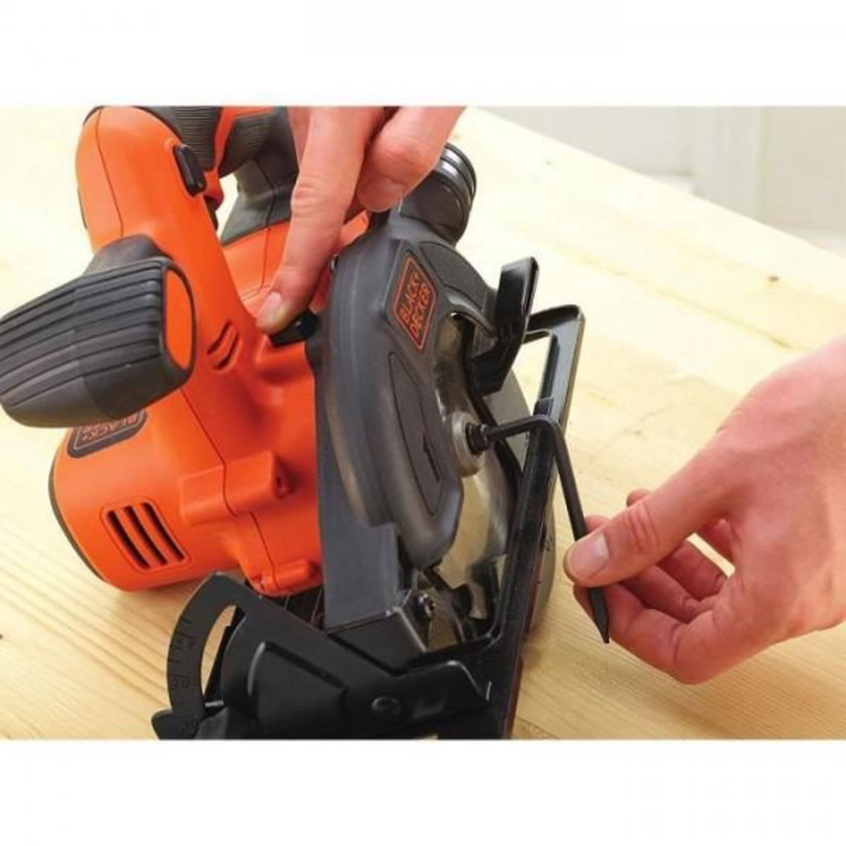 BLACK + DECKER Scie Circulaire sans-fil 18V BLACK+DECKER (Livrée 1 lame et sans batterie) - BDCCS18N-XJ