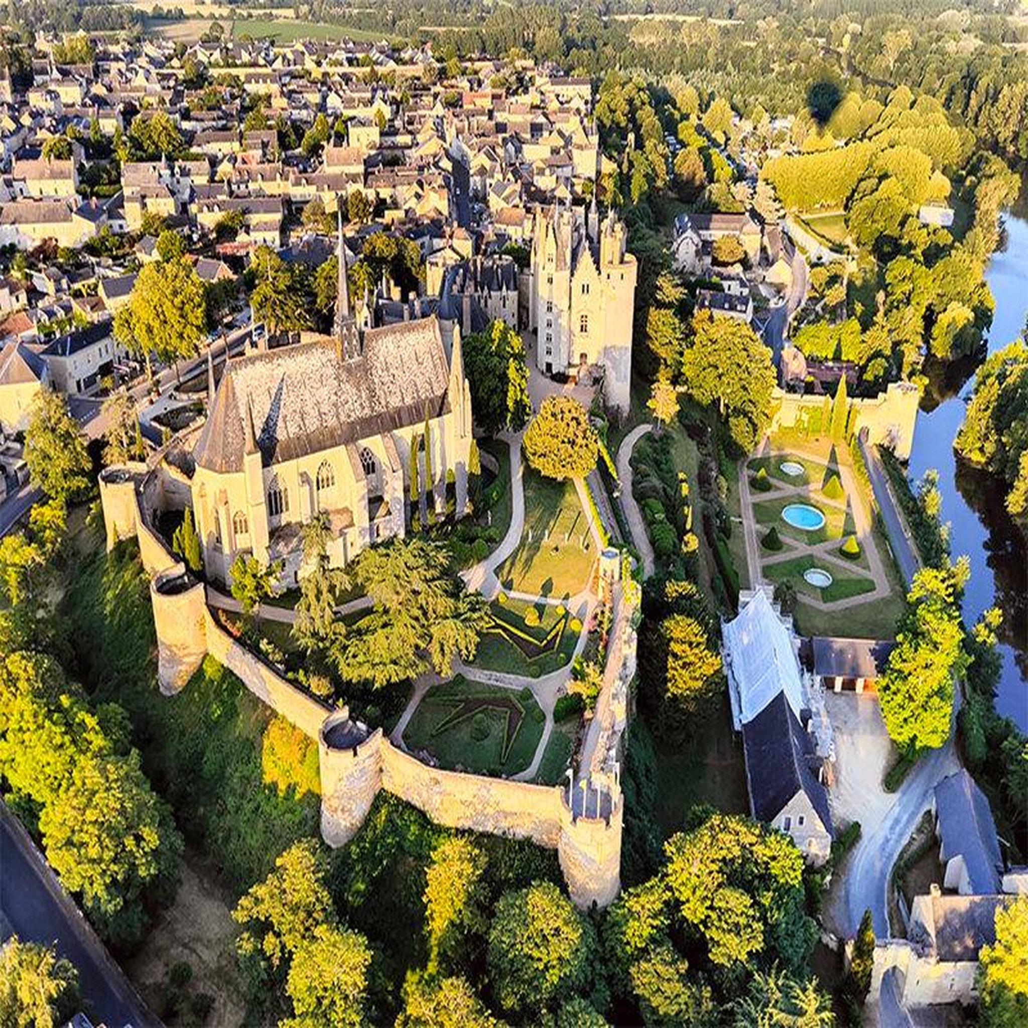 Voir la diapositive 2 : Smartbox Vol en montgolfière au-dessus des châteaux de la Loire - Coffret Cadeau Sport & Aventure