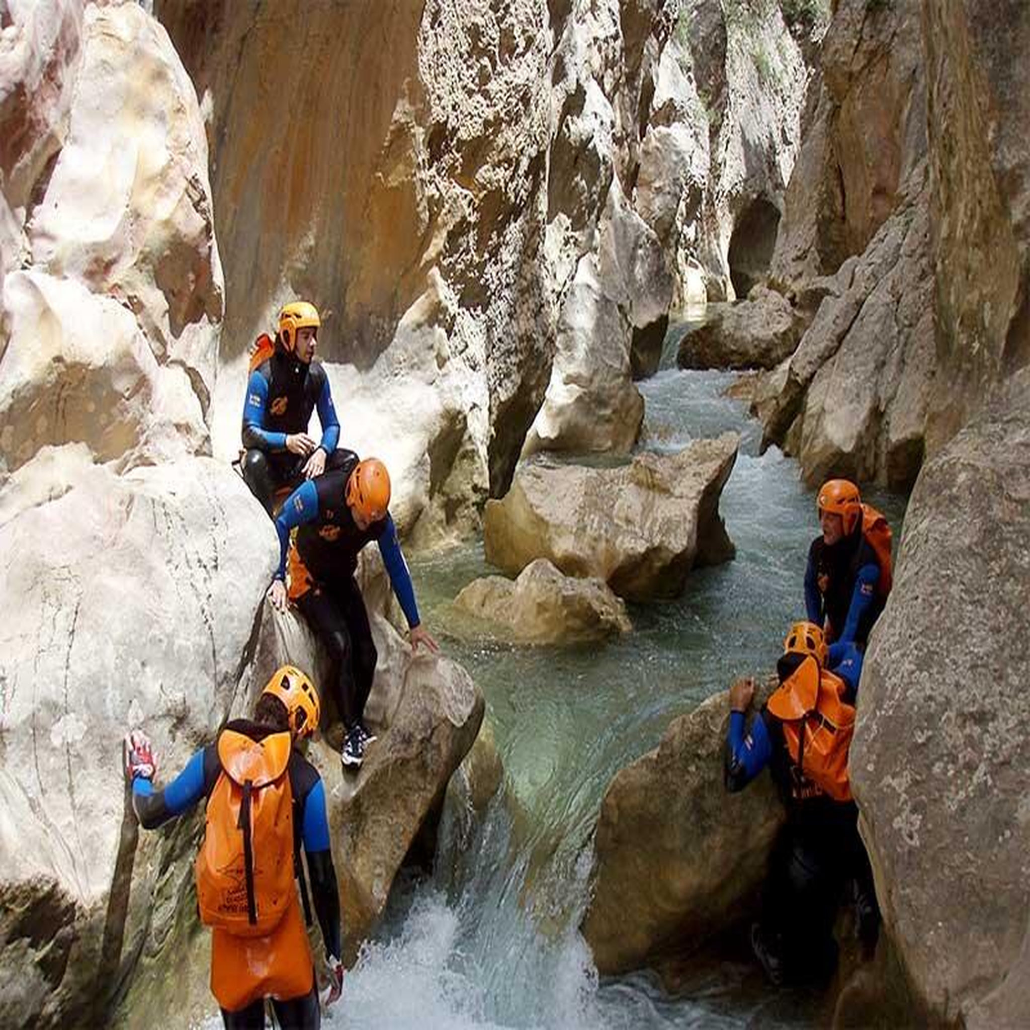 Voir la diapositive 3 : Smartbox Session de canyoning de 2h30 dans les pyrénées - coffret cadeau sport & aventure