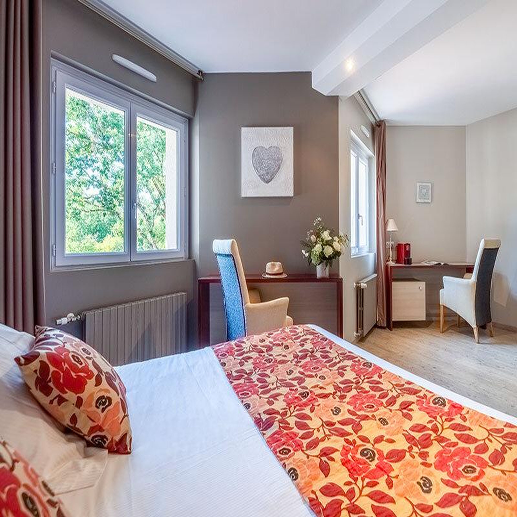 Voir la diapositive 2 : Smartbox Séjour de 2 jours en suite avec dîner et accès à l'espace bien-être près de rodez - coffret cadeau séjour