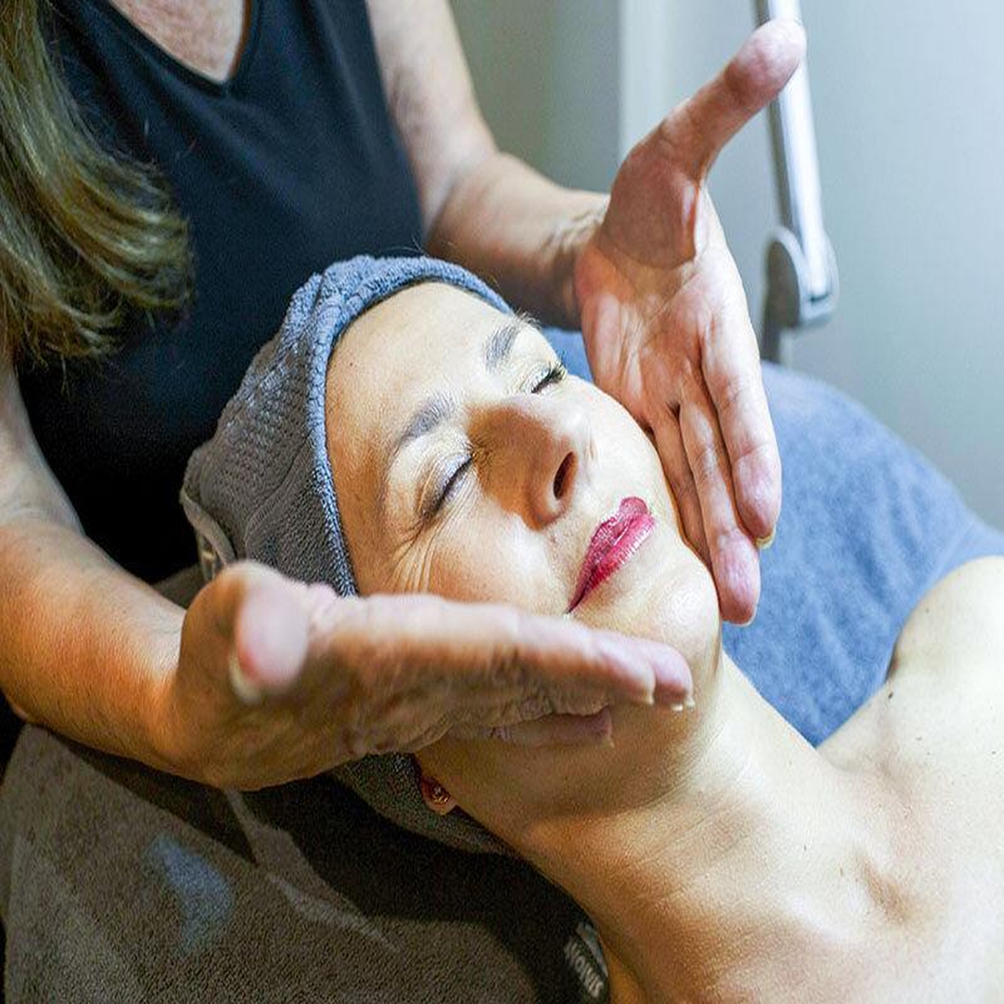 Voir la diapositive 2 : Smartbox Soin nourrissant du visage d'1h15 avec examen de peau en institut à Bordeaux - Coffret Cadeau Bien-être